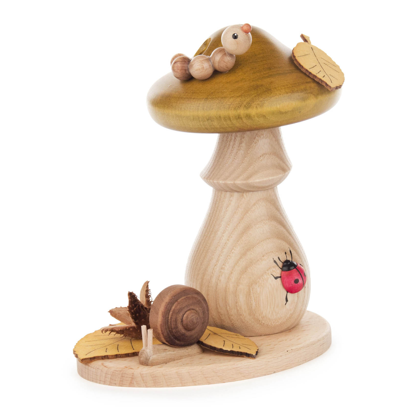 Ein aus Holz geschnitzter Räucherpilz in Form eines Grünlings mit grünem Dach, einer Schnecke an der Basis und einem Marienkäfer darauf. im Dregeno Online Shop günstig kaufen