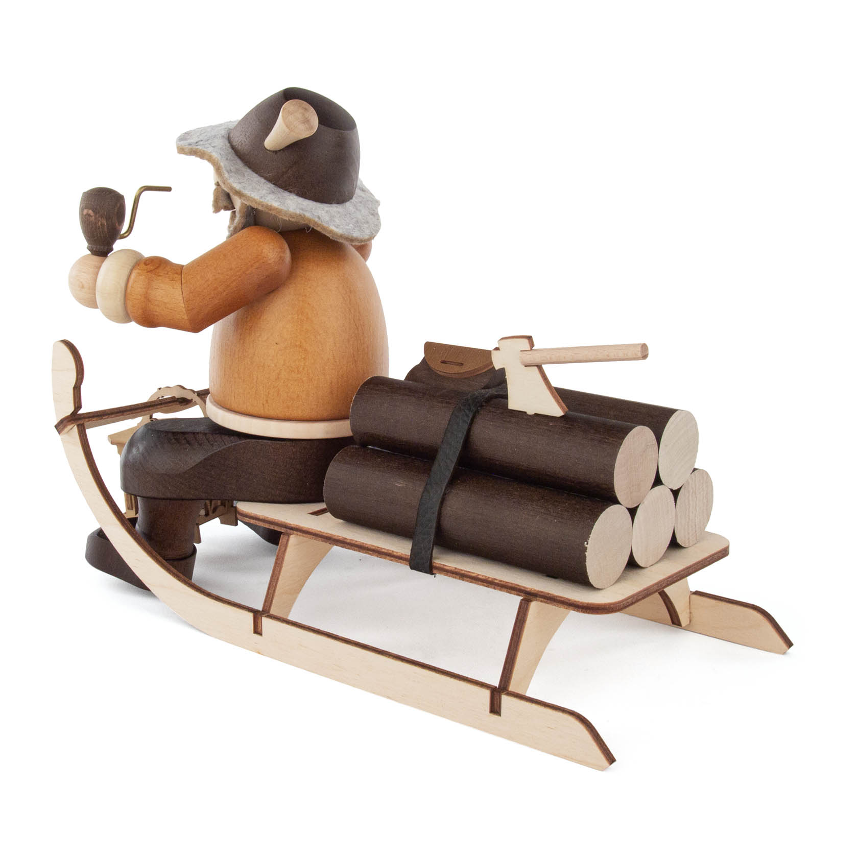 Holzräuchermann in Form eines Holzfällers sitzt auf einem Schlitten, raucht Pfeife, mit Holzstämmen und Axt hinten aufgeladen.