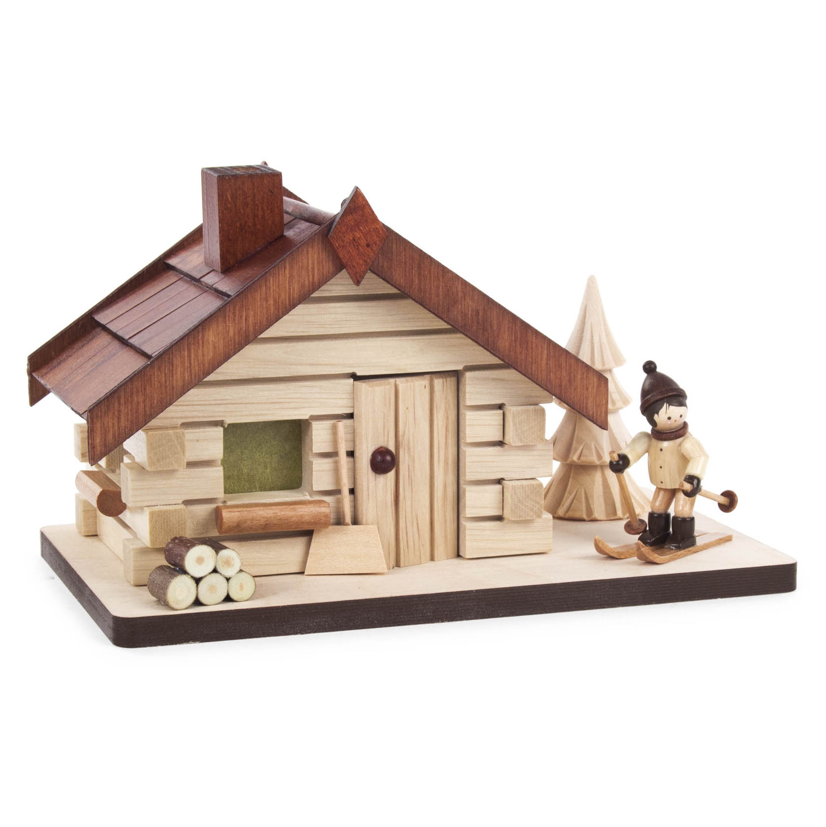 Holzräucherhaus mit braunem Dach und Kamin. Rechts steht ein Skifahrer mit Mütze und Skiern, links sind gestapelte Holzscheite und ein Baum zu sehen. im Dregeno Online Shop günstig kaufen