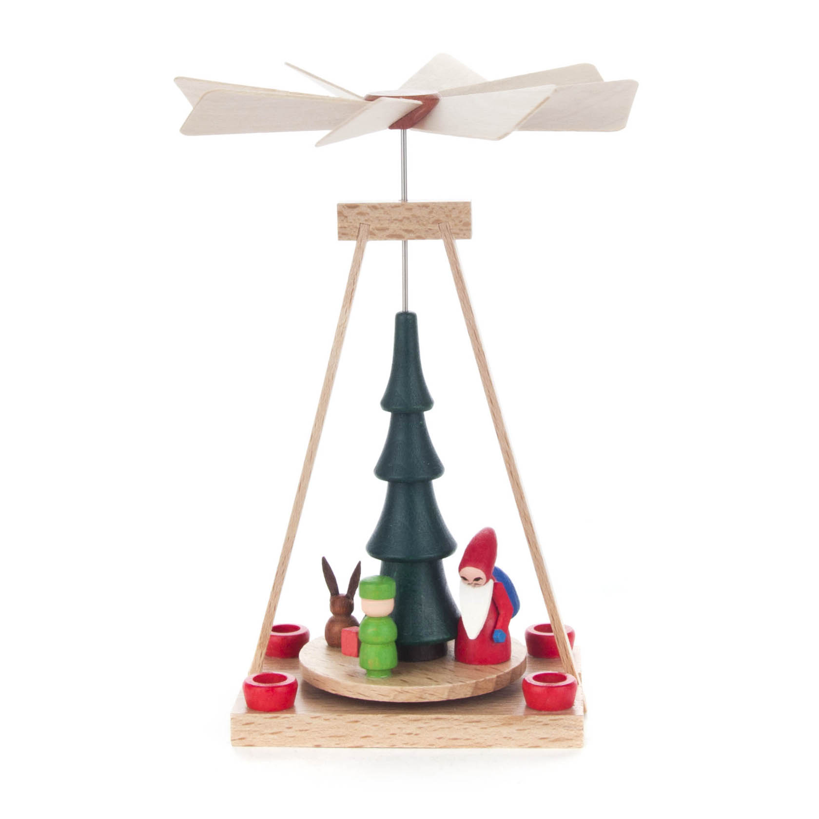 Ein traditionelles Weihnachtspyramide-Spielzeug aus Holz. Darauf befinden sich ein grüner Tannenbaum, eine Figur von Ruprecht, ein Hase und ein Kind, umgeben von Teelichtkerzen. im Dregeno Online Shop günstig kaufen