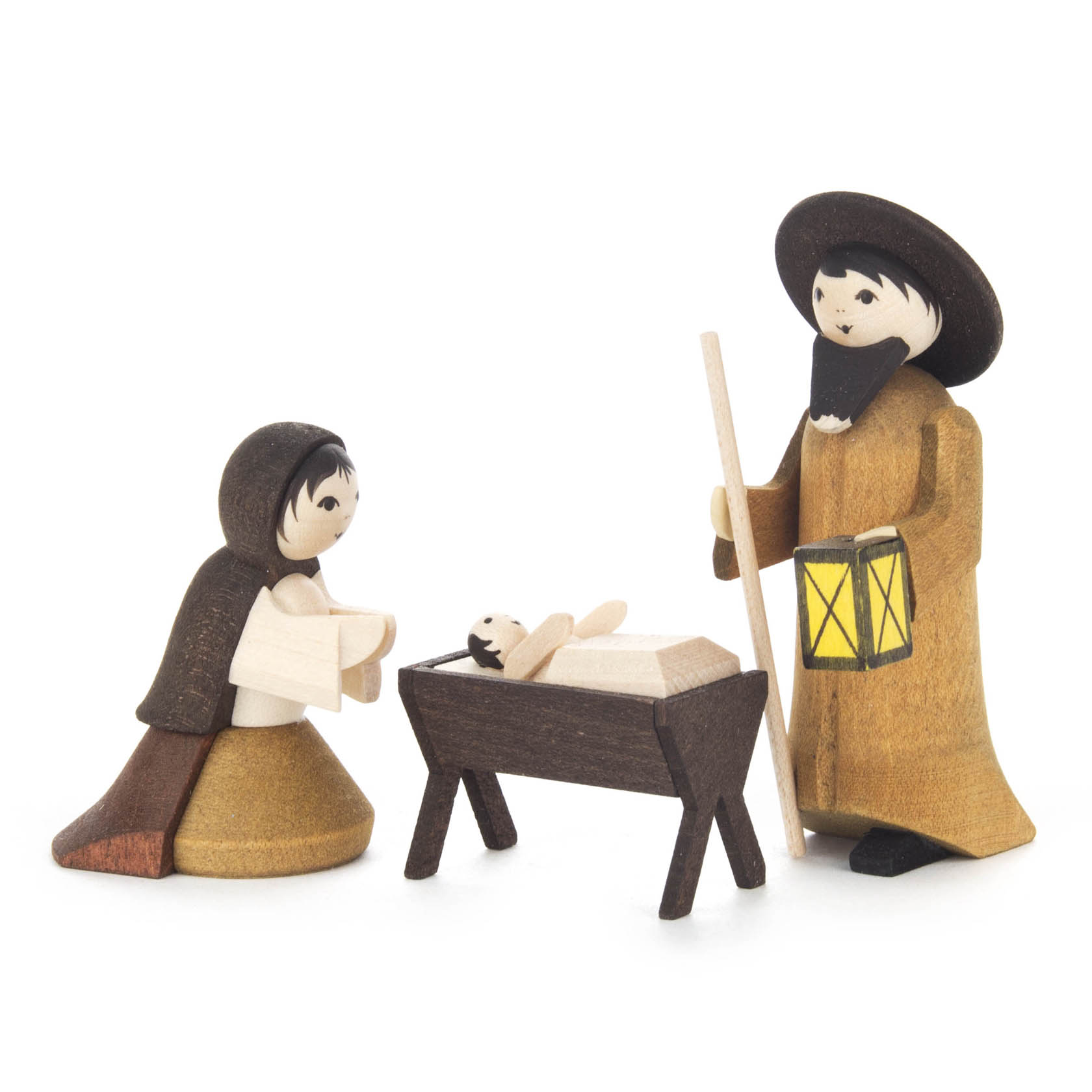 Holzfigurenset der Heiligen Familie: Maria und Josef stehen links und rechts einer Krippe, in der das Jesuskind liegt. Alle Figuren sind in Naturtönen gebeizt. im Dregeno Online Shop günstig kaufen
