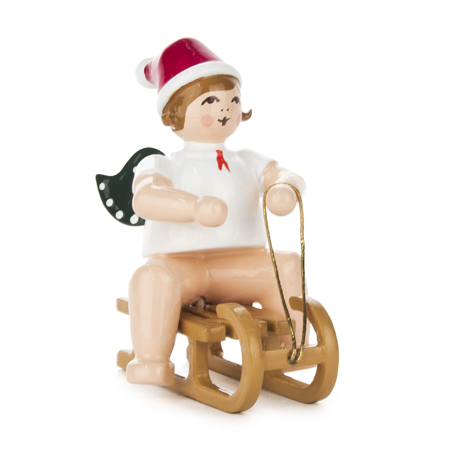 Ein Engel mit Flügeln und roter Mütze sitzt auf einem Schlitten. Er hält die Zügel in den Händen und trägt ein weißes Oberteil. im Dregeno Online Shop günstig kaufen