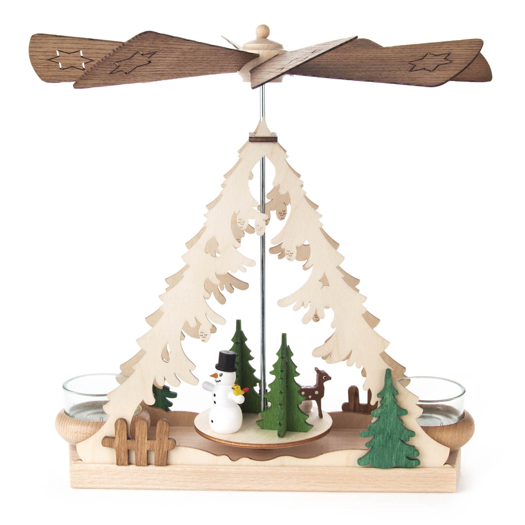 Holzpyramide mit zwei Teelichthaltern, einem Schneemann in der Mitte und einem Rentier sowie mehreren kleinen Tannenbäumen. im Dregeno Online Shop günstig kaufen