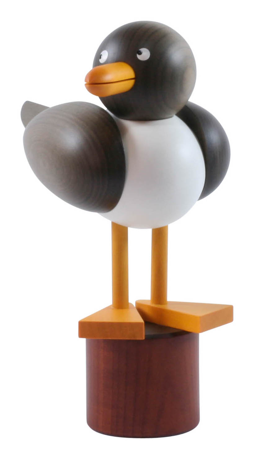 Holzfigur einer Möwe mit grauem Gefieder, weißem Bauch und orangefarbenem Schnabel, stehend auf einem Sockel. im Dregeno Online Shop günstig kaufen