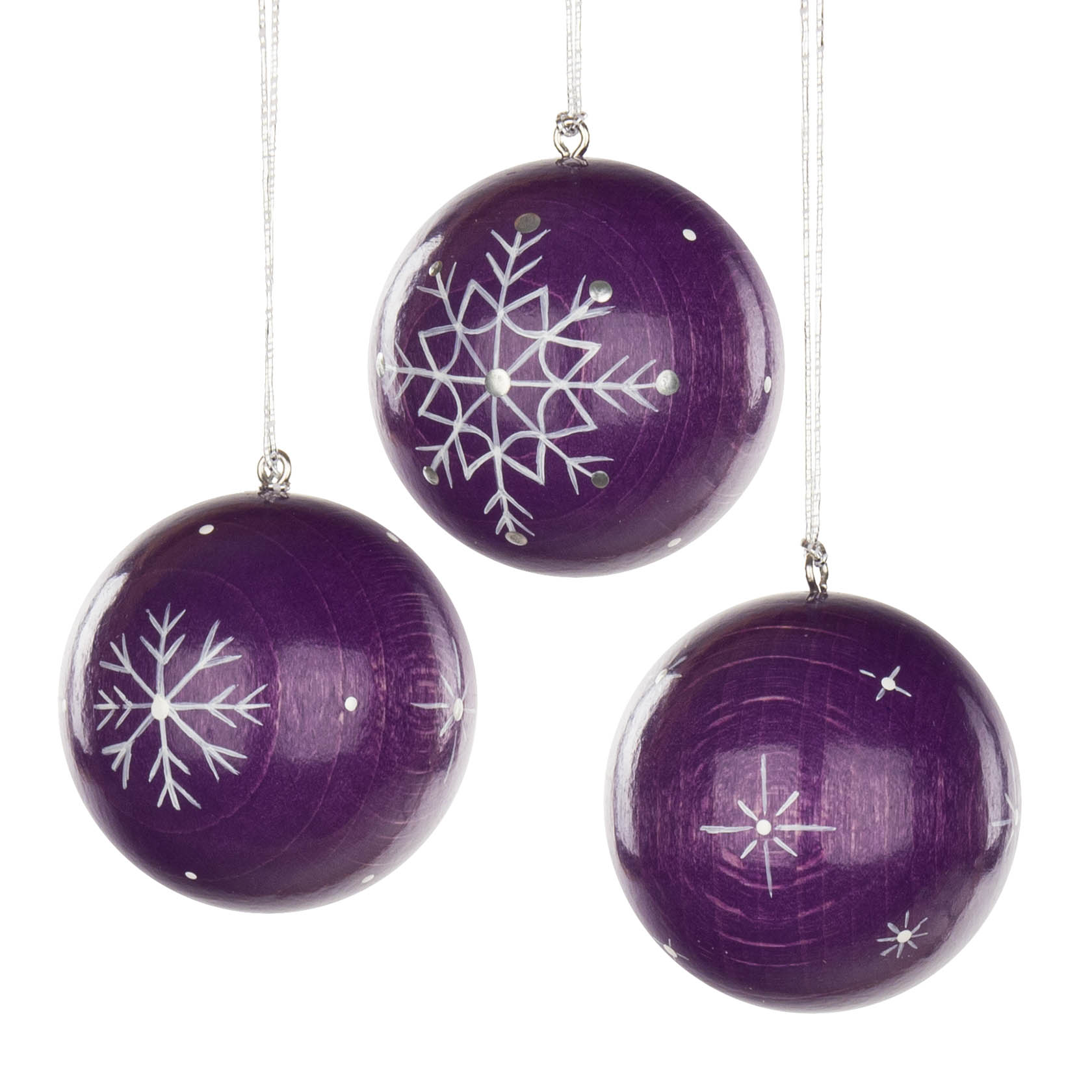 Drei violette Weihnachtsbaumkugeln, jede mit weißen Kristall- oder Schneeflockenmustern verziert. im Dregeno Online Shop günstig kaufen