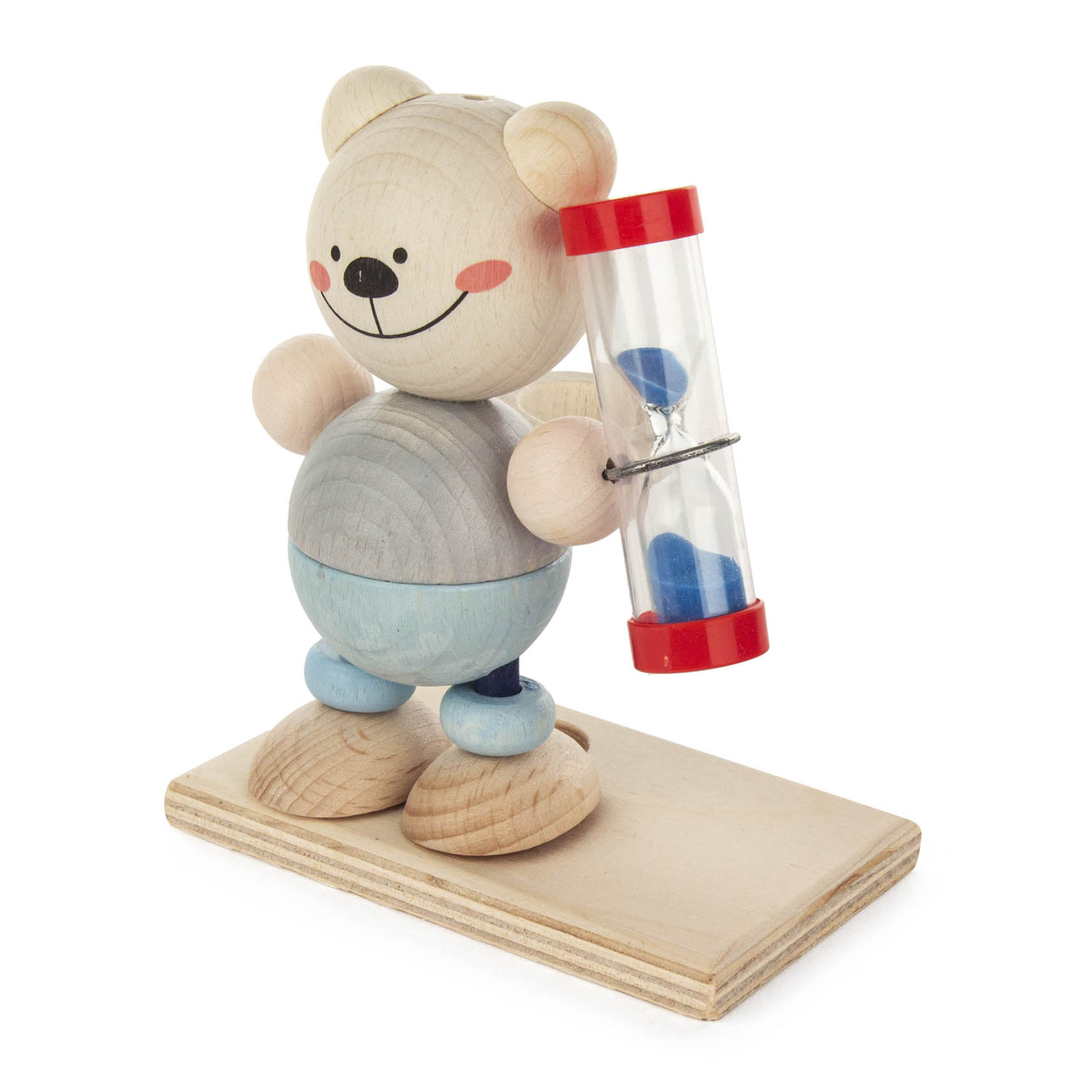 Holzbär mit einer Sanduhr in den Armen, stehend auf einer Holzplatte. Die Sanduhr hat blaues Sandpulver und rote Endkappen. im Dregeno Online Shop günstig kaufen