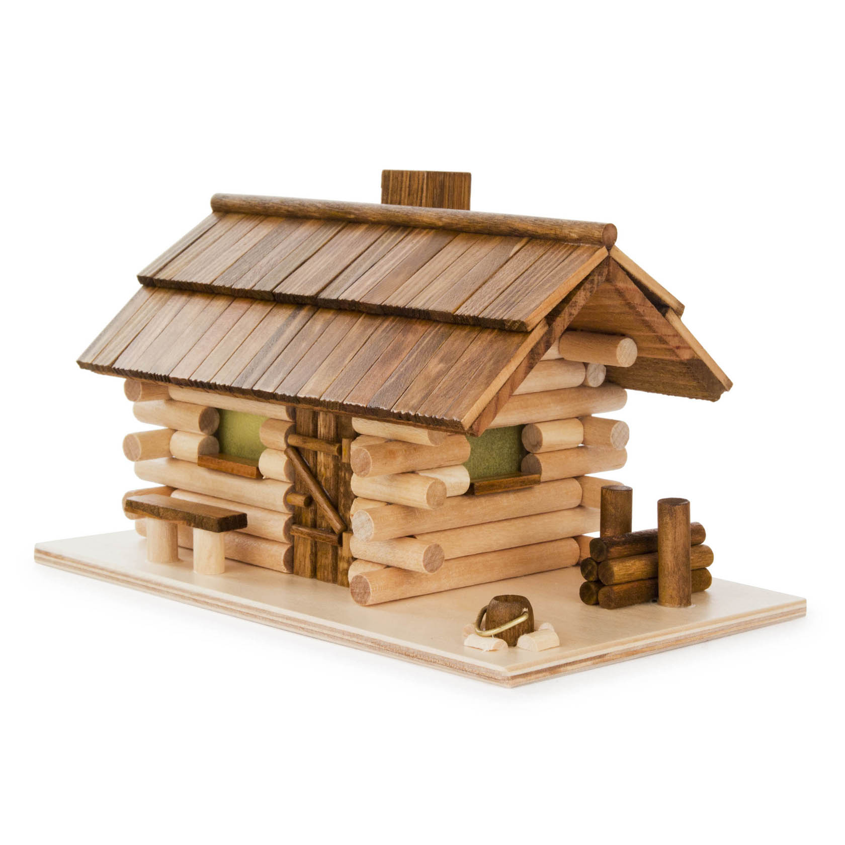 Ein kleines Räucherhäuschen aus Holz in Form einer Waldhütte mit einem Schornstein, auf einer flachen Holzplatte platziert. im Dregeno Online Shop günstig kaufen