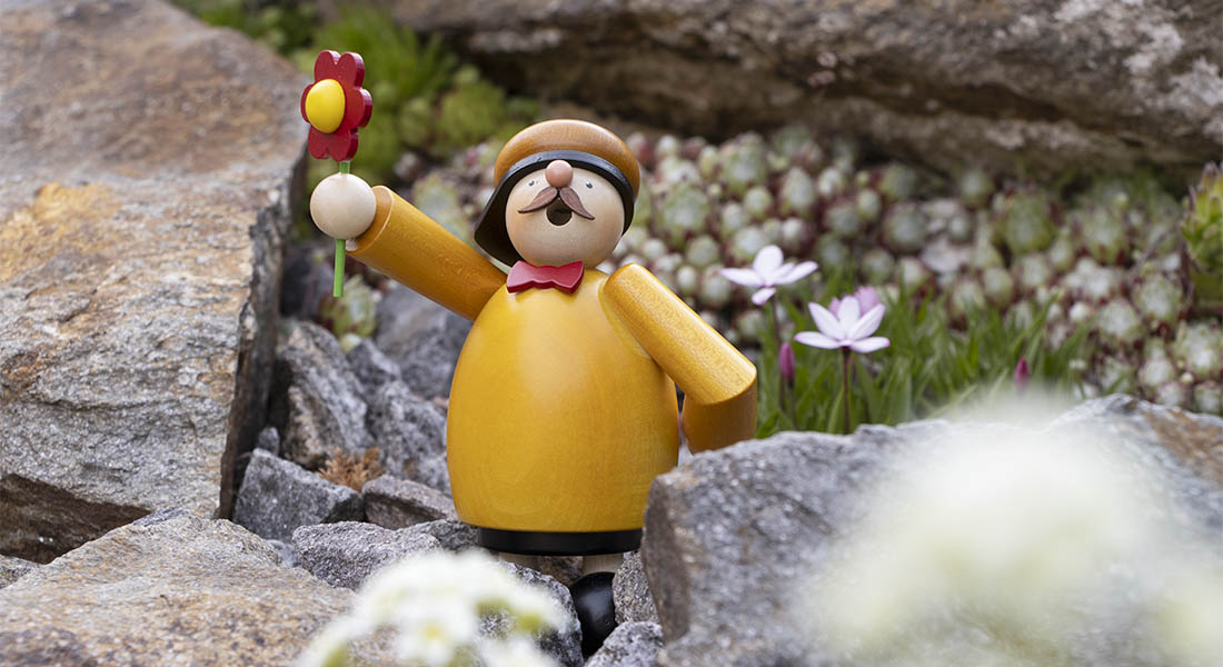 Erzgebirgisches Räuchermännchen mit Blume