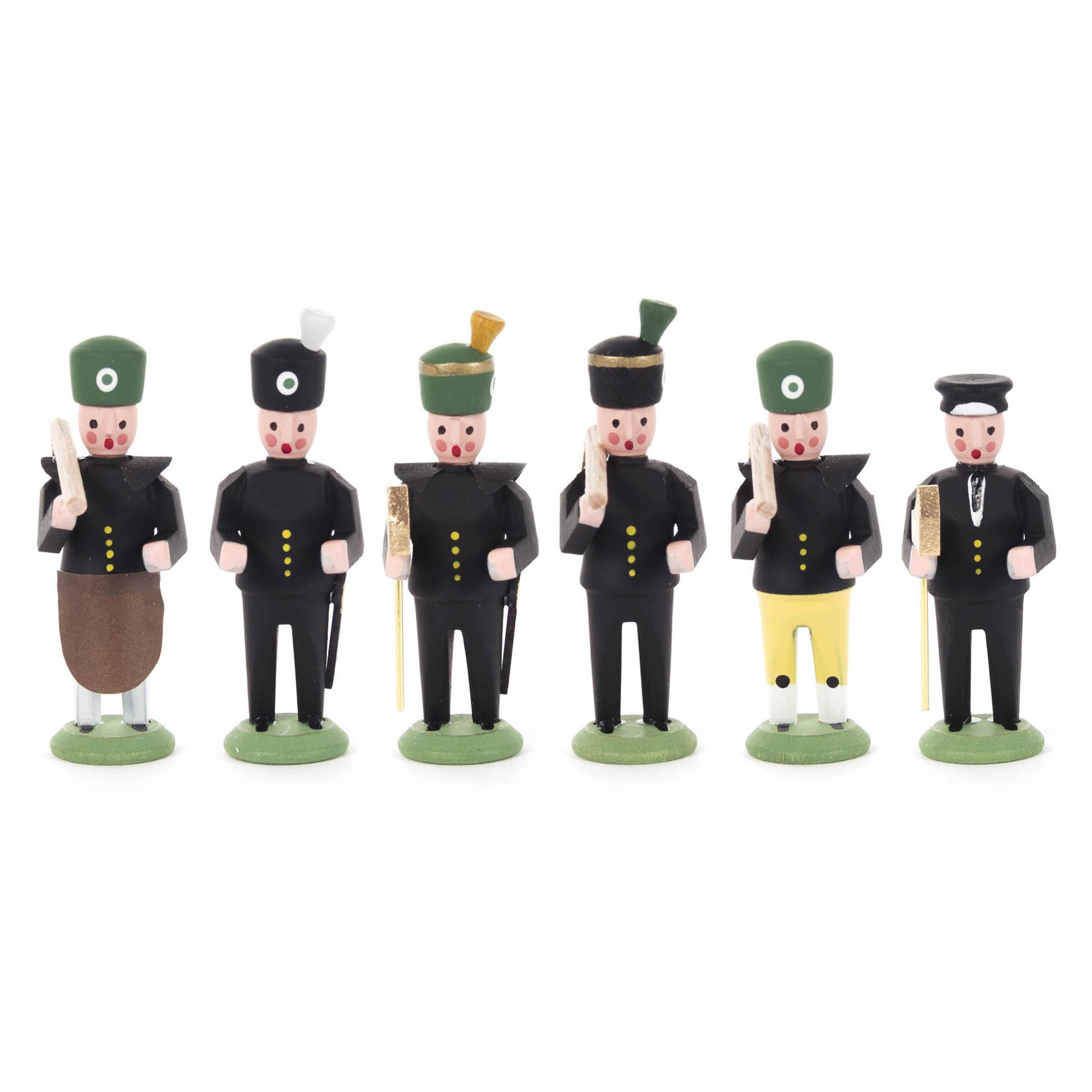 Sechs Miniaturfiguren in traditioneller Bergmannskleidung, jede mit individuellem Hut- und Farbdesign, stehen nebeneinander auf grünen Sockeln. im Dregeno Online Shop günstig kaufen