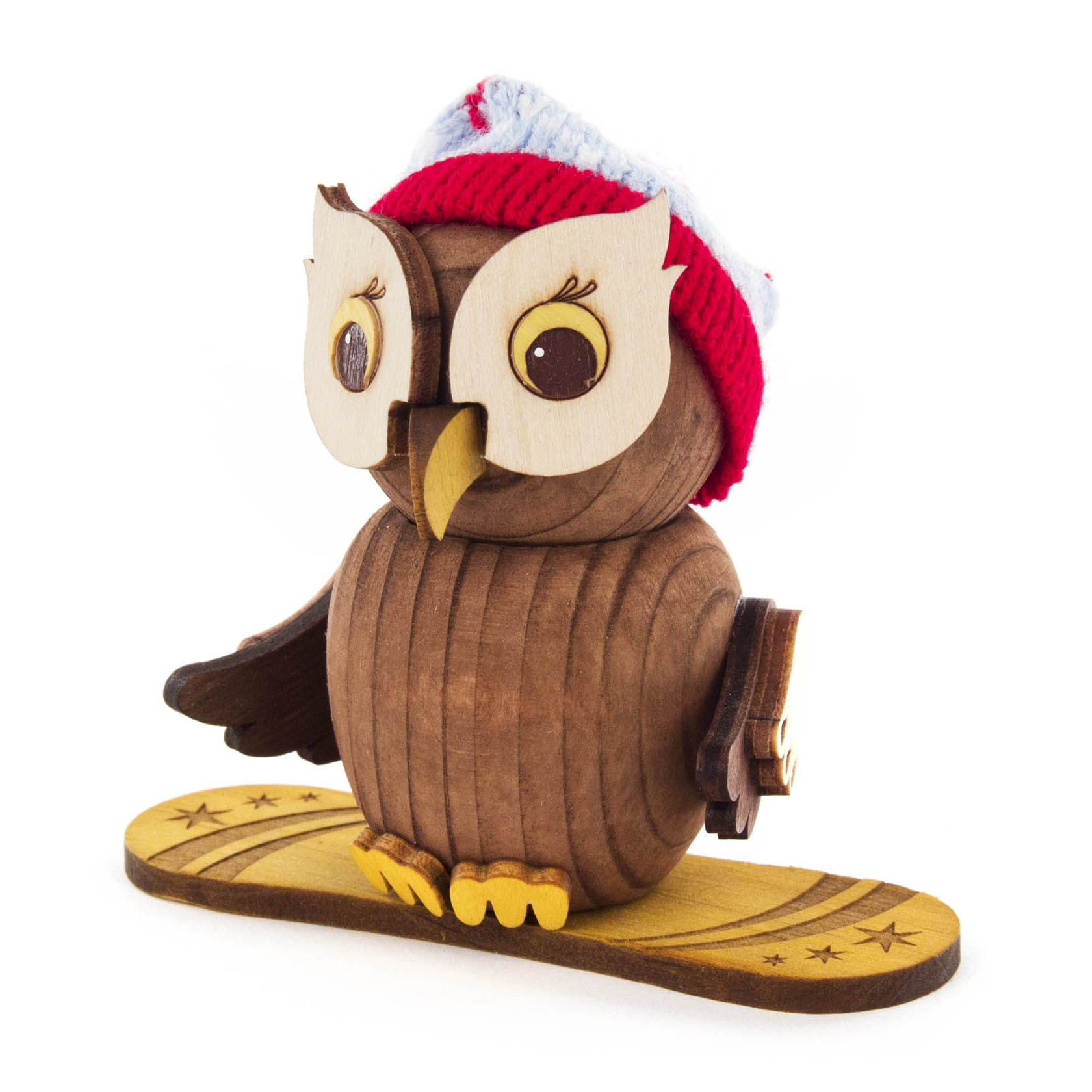 Holzfigur einer Mini-Eule auf einem gelben Snowboard, mit einer roten Strickmütze bekleidet. im Dregeno Online Shop günstig kaufen