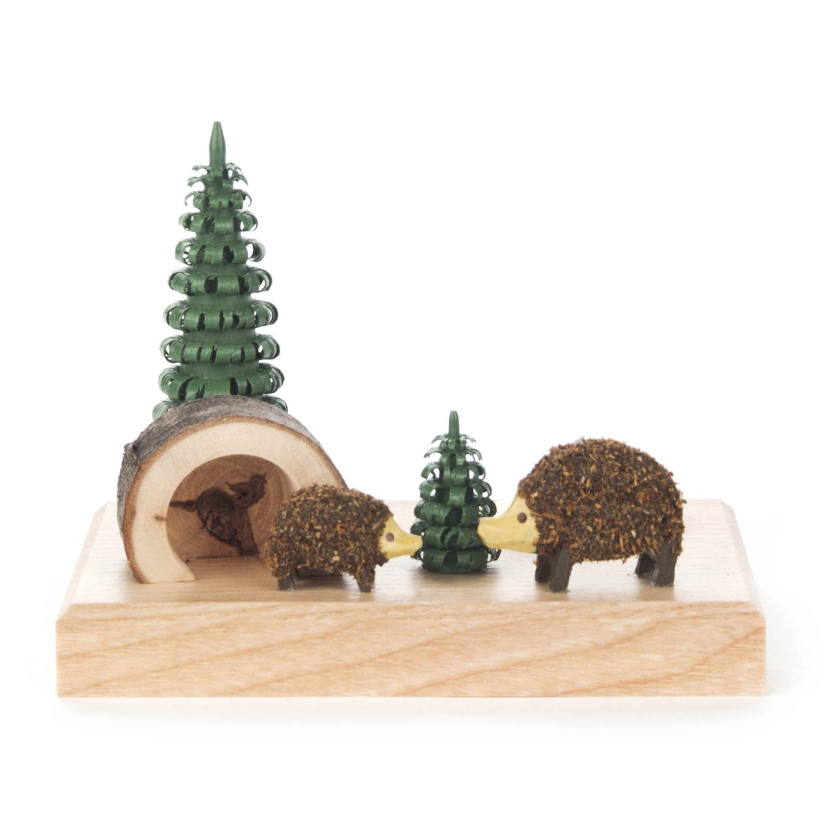Holz-Kerzenhalter mit zwei Igeln, einem Baumstumpf und zwei Tannenbäumen auf Holzsockel. im Dregeno Online Shop günstig kaufen