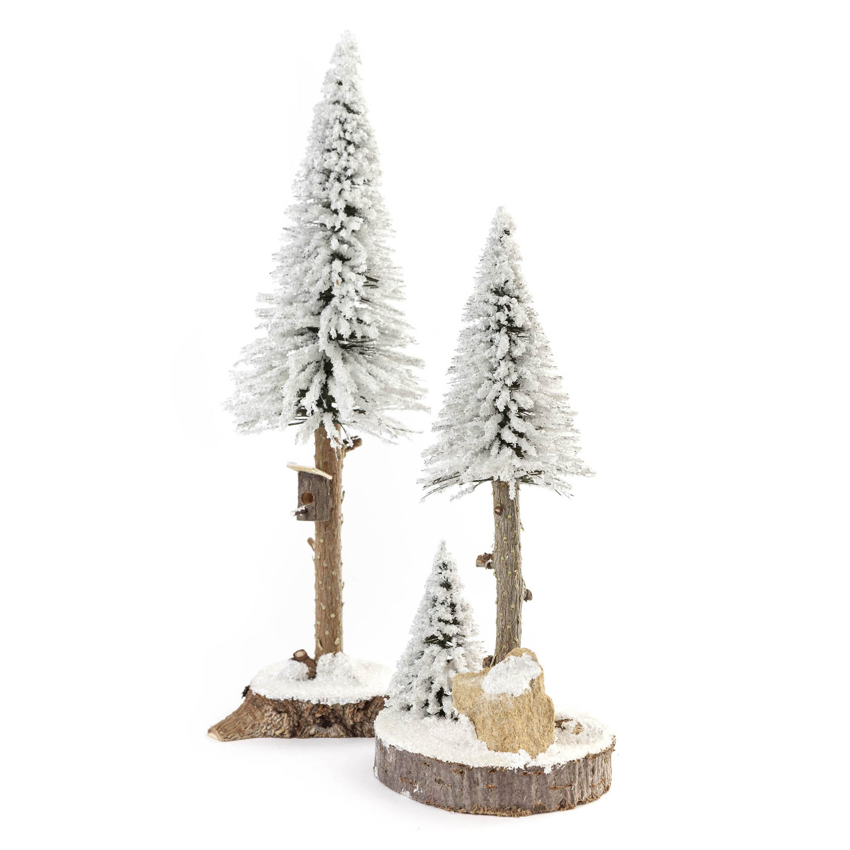 Zwei schneebedeckte Nadelbäume in Miniaturform auf einem Holzsockel, mit einem kleinen Vogelhaus an einem Baumstamm. im Dregeno Online Shop günstig kaufen
