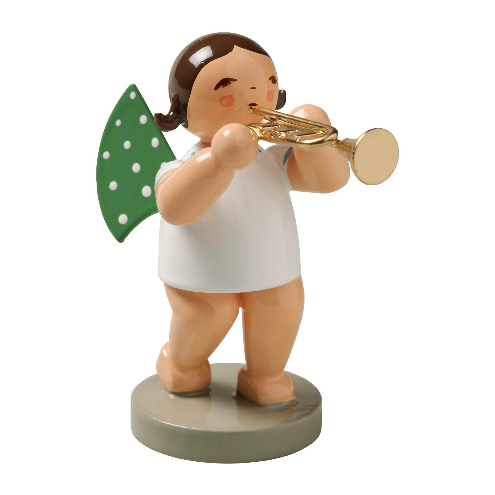 Holzfigur eines Engels mit goldener Trompete und grünen Flügeln mit weißen Punkten, auf einem runden Sockel stehend. im Dregeno Online Shop günstig kaufen