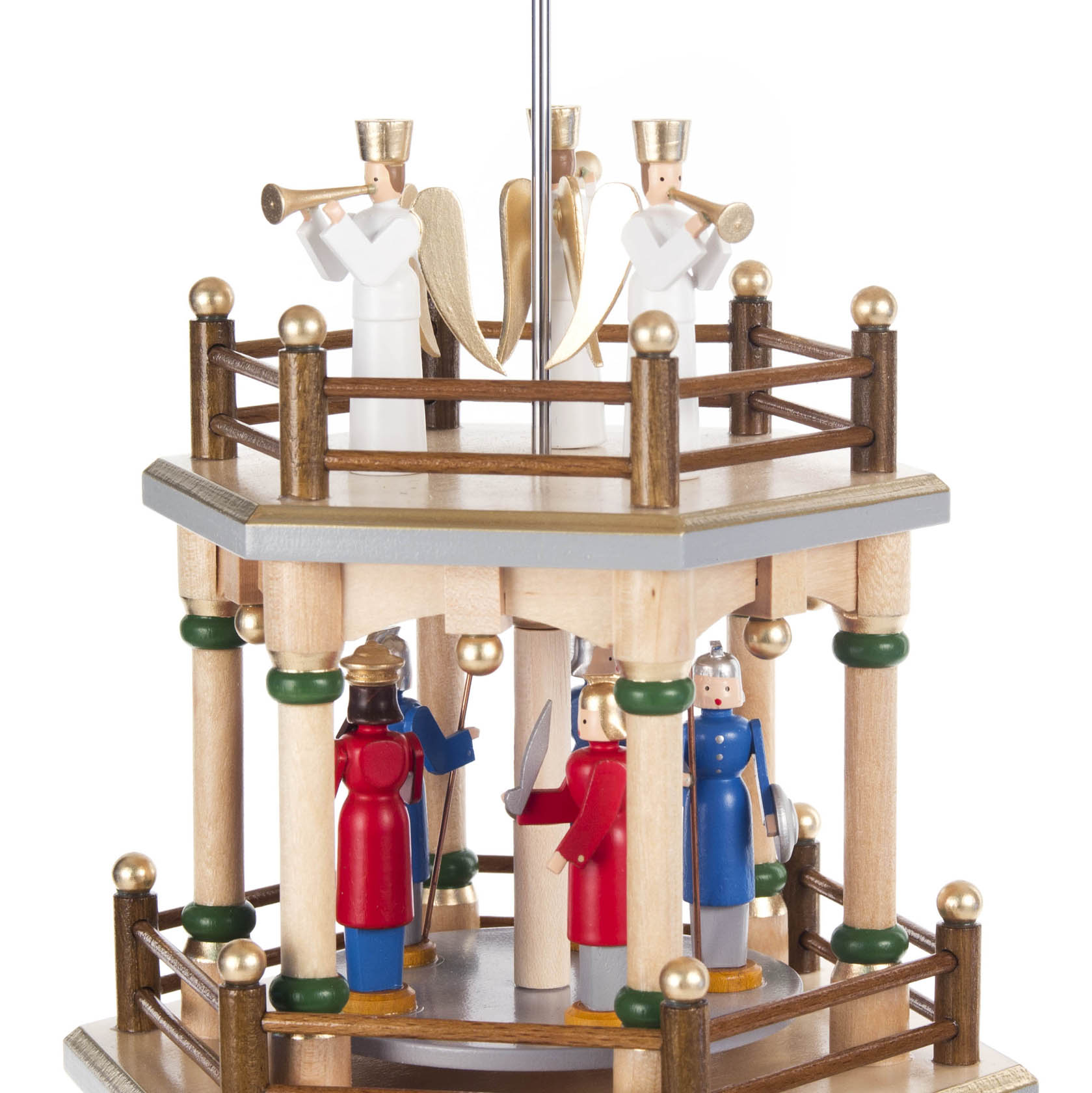 Dreistöckige hölzerne Weihnachtspyramide mit Engeln mit goldenen Flügeln und Posaunen im oberen Stockwerk. Darunter Figuren, die die Geburt Christi darstellen.