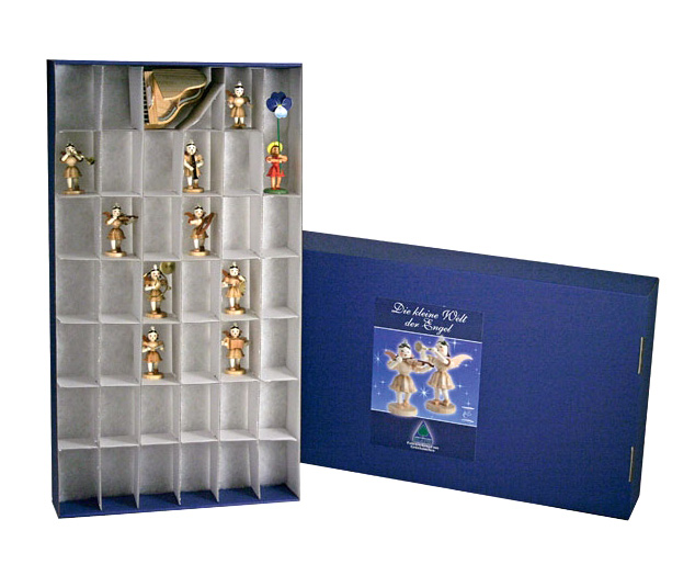 Blauer Koffer zur Aufbewahrung von 42 Engel-Figuren mit eingelassenen Fächern, Präsentation von mehreren Holzengeln, ein leerer Karton daneben. im Dregeno Online Shop günstig kaufen