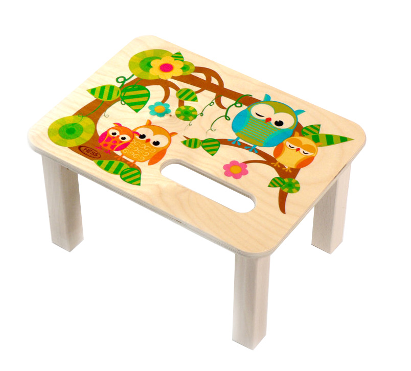 Holzfußbank mit buntem Eulen-Design auf der Oberfläche, bestehend aus drei Eulen auf einem Ast mit Blättern und Blumen. im Dregeno Online Shop günstig kaufen