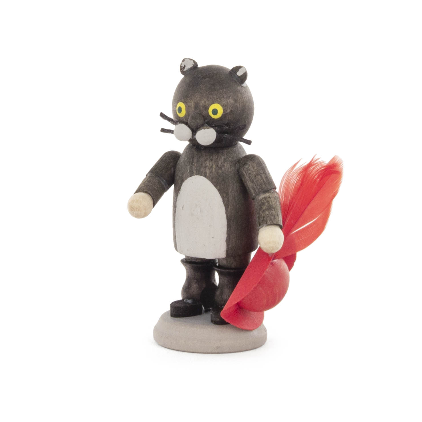 Holzfigur eines Katers mit Stiefeln, ernstem Gesichtsausdruck, gelben Augen, roten Federn am Hut, kleiner grauer Base. im Dregeno Online Shop günstig kaufen