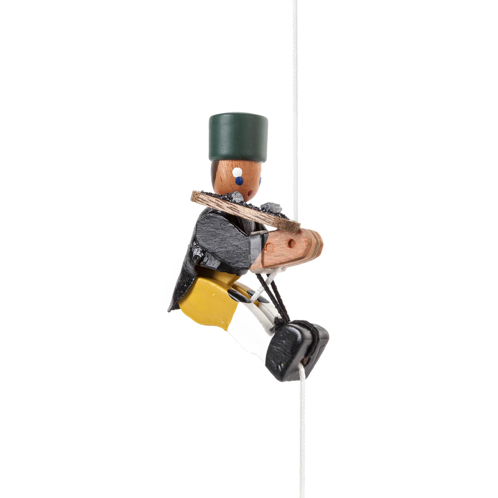 Holzfigur eines Bergmanns, der an einem Seil klettert. Er trägt einen grünen Hut und eine schwarze Jacke und hält einen Ast mit grauem Erz. im Dregeno Online Shop günstig kaufen