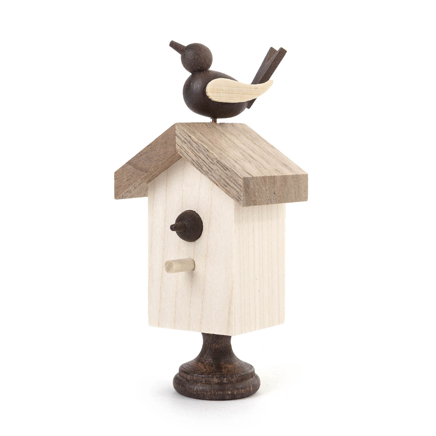 Dekoratives Starhaus aus Holz in Naturfarben mit einem kleinen Schnitzengeländer und einem geschnitzten Singvogel auf dem Dach. im Dregeno Online Shop günstig kaufen