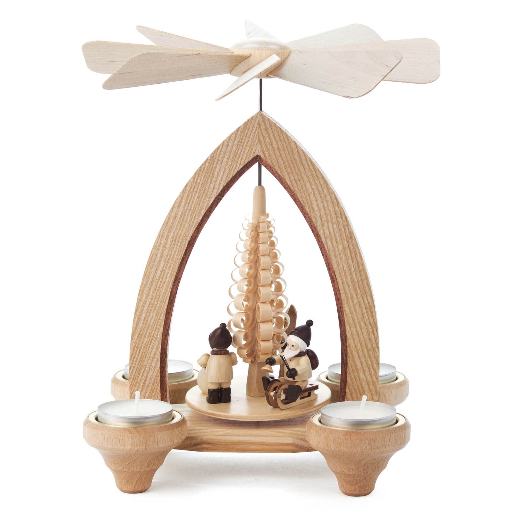 Holzpyramide mit Teelichthaltern. Auf der Plattform stehen ein Weihnachtsmann mit Schlitten und ein Winterkind. Oben dreht sich ein Propeller.