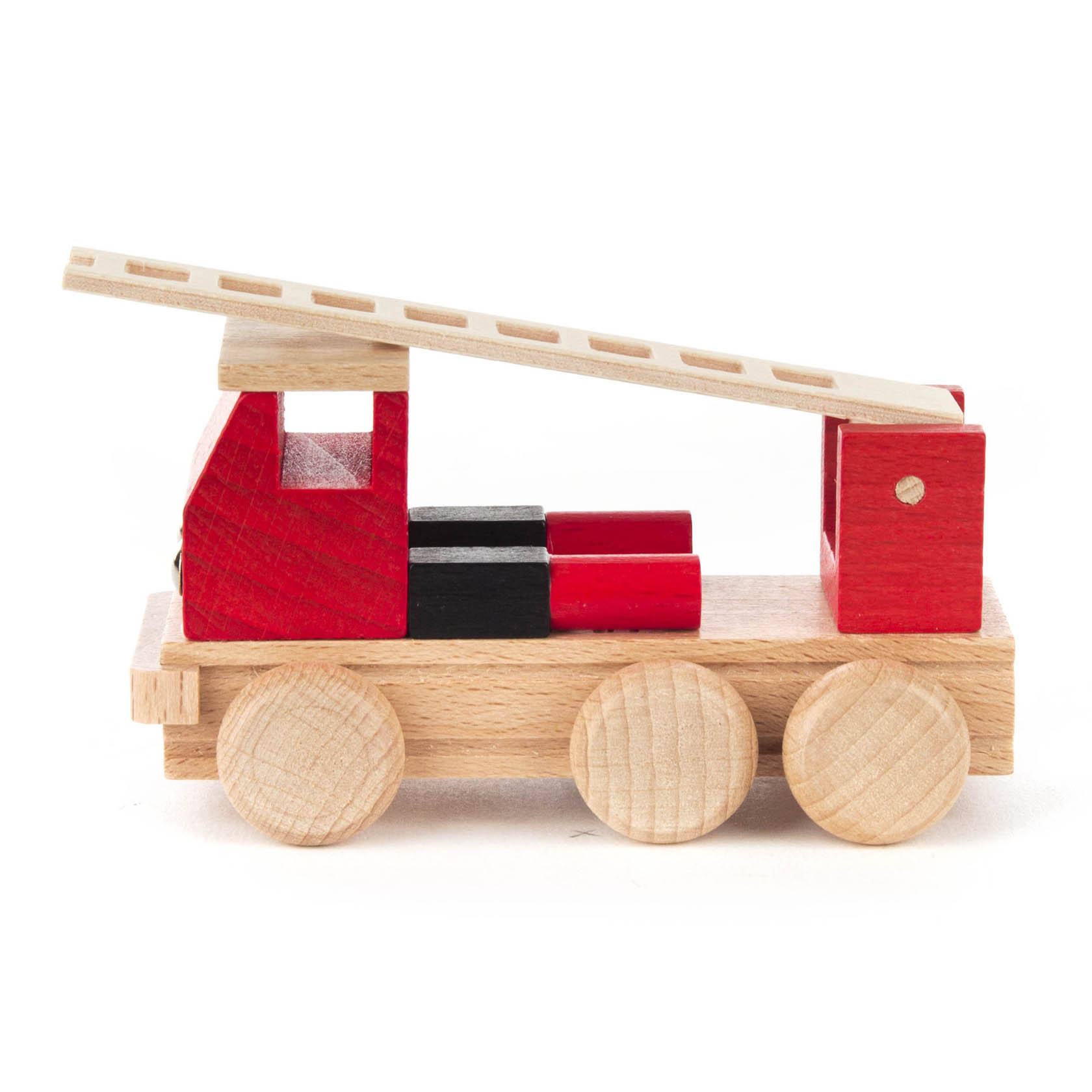 Kleines, buntes Feuerwehrspielzeug aus Holz, rot und schwarz bemalt, mit einer Leiter auf einem Anhänger mit vier Holzrädern.