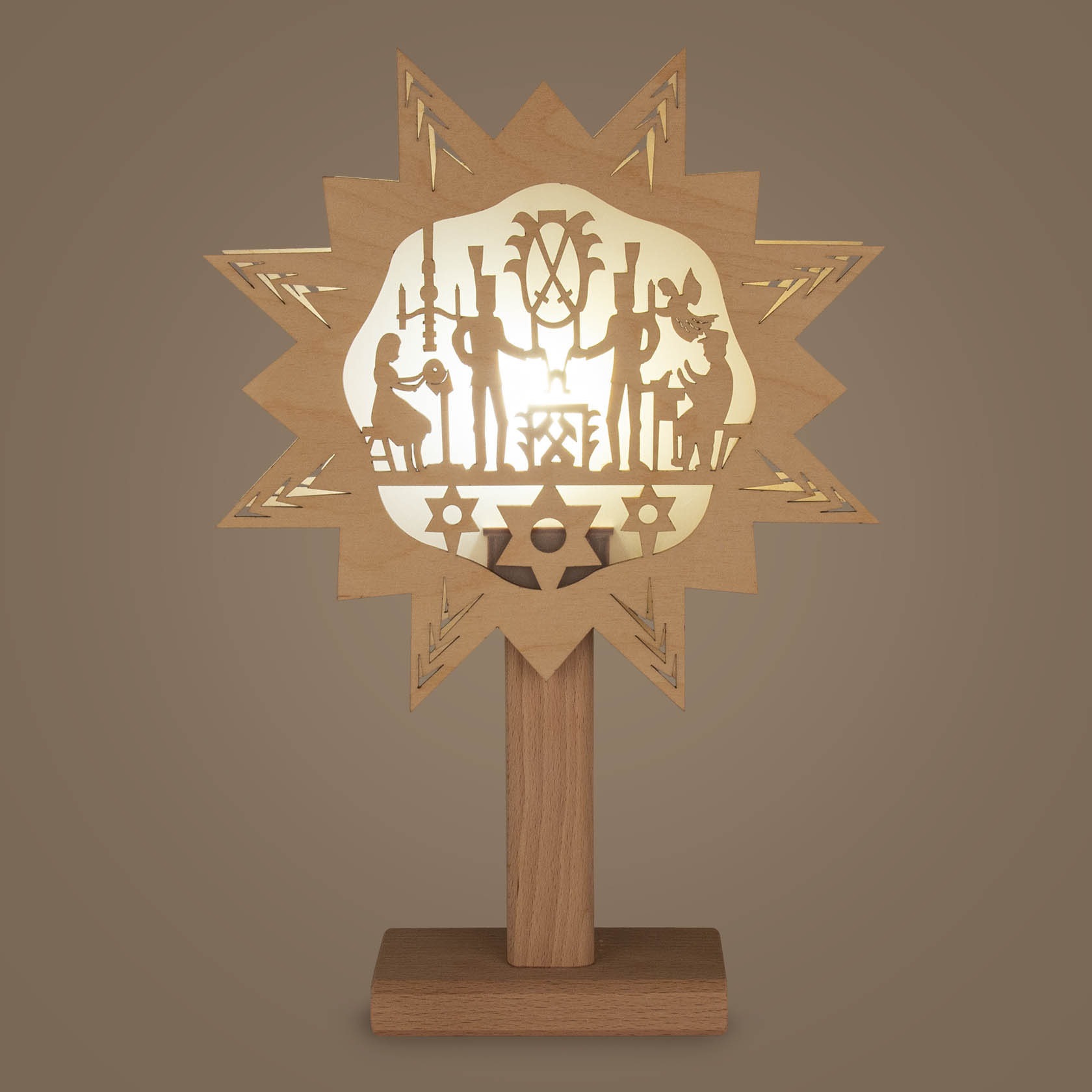 Holzleuchter in Sternform mit Silhouette der Seiffener Kirche, Figuren zeigen eine traditionelle Szene, elektrische Beleuchtung im Inneren.