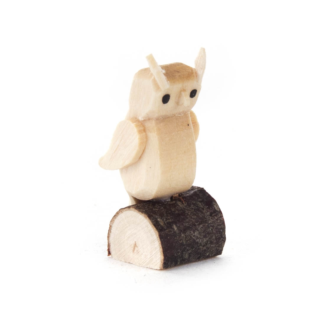 Kleine Eulenfigur aus Holz mit runden schwarzen Augen, die auf einem kleinen Baumstammsockel sitzt. im Dregeno Online Shop günstig kaufen