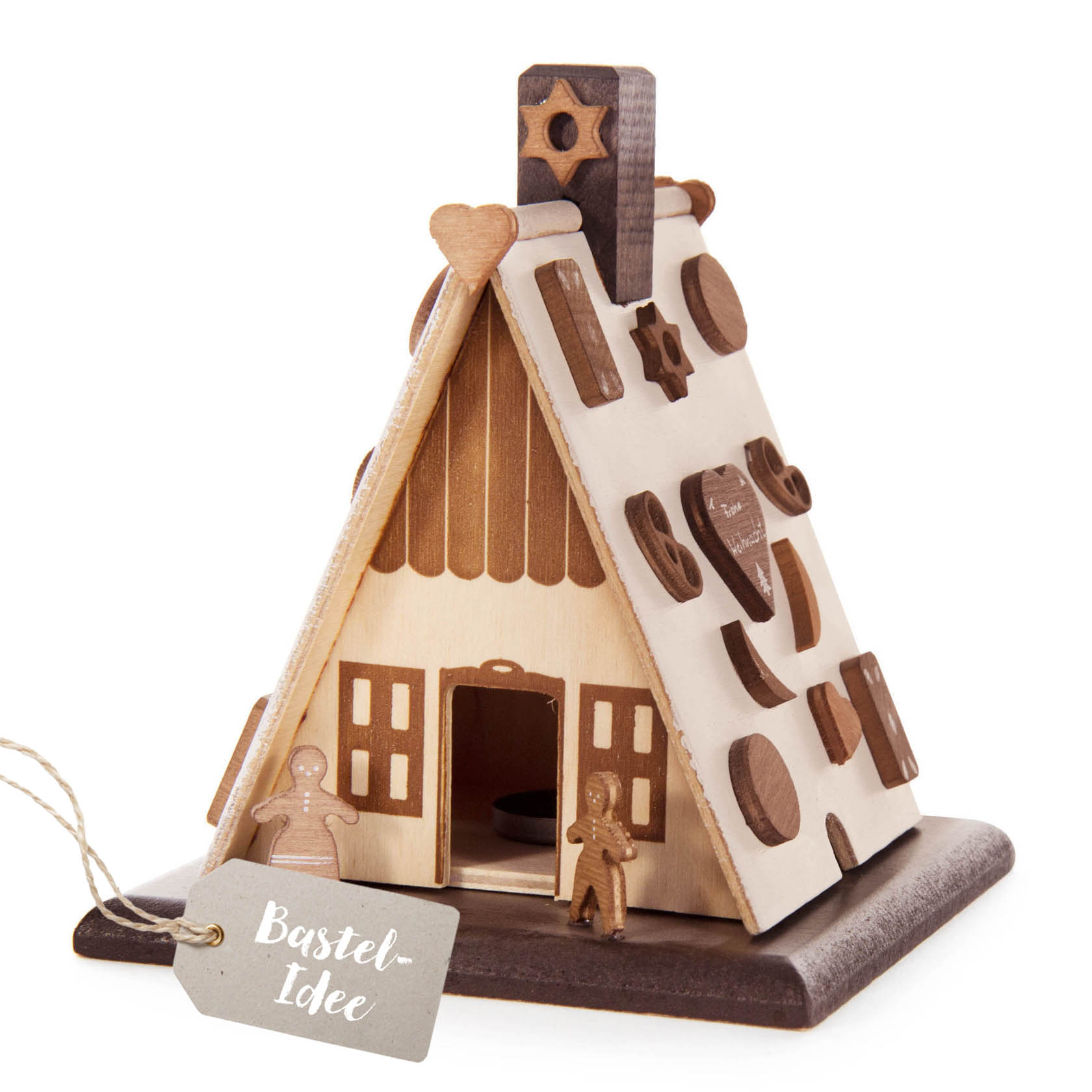 Bastelset Knusperhaus aus Holz in Form eines kleinen Hauses mit schrägem Dach, verziert mit geometrischen Holzformen und zwei kleinen Figuren. im Dregeno Online Shop günstig kaufen