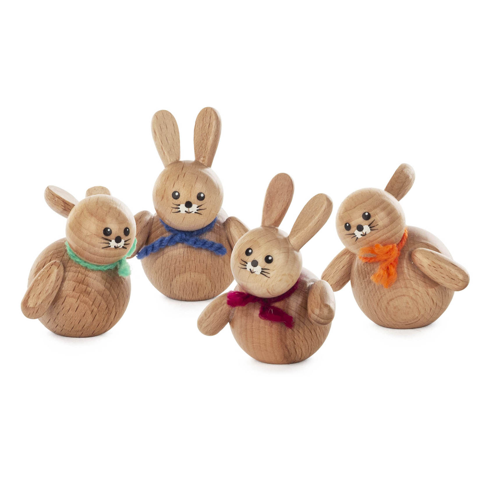 Vier hölzerne Hasenfiguren stehen in einem Halbkreis. Jeder Hase trägt einen andersfarbigen Schal: blau, orange, grün und rot. Sie haben runde Körper und aufgemalte Gesichter. im Dregeno Online Shop günstig kaufen