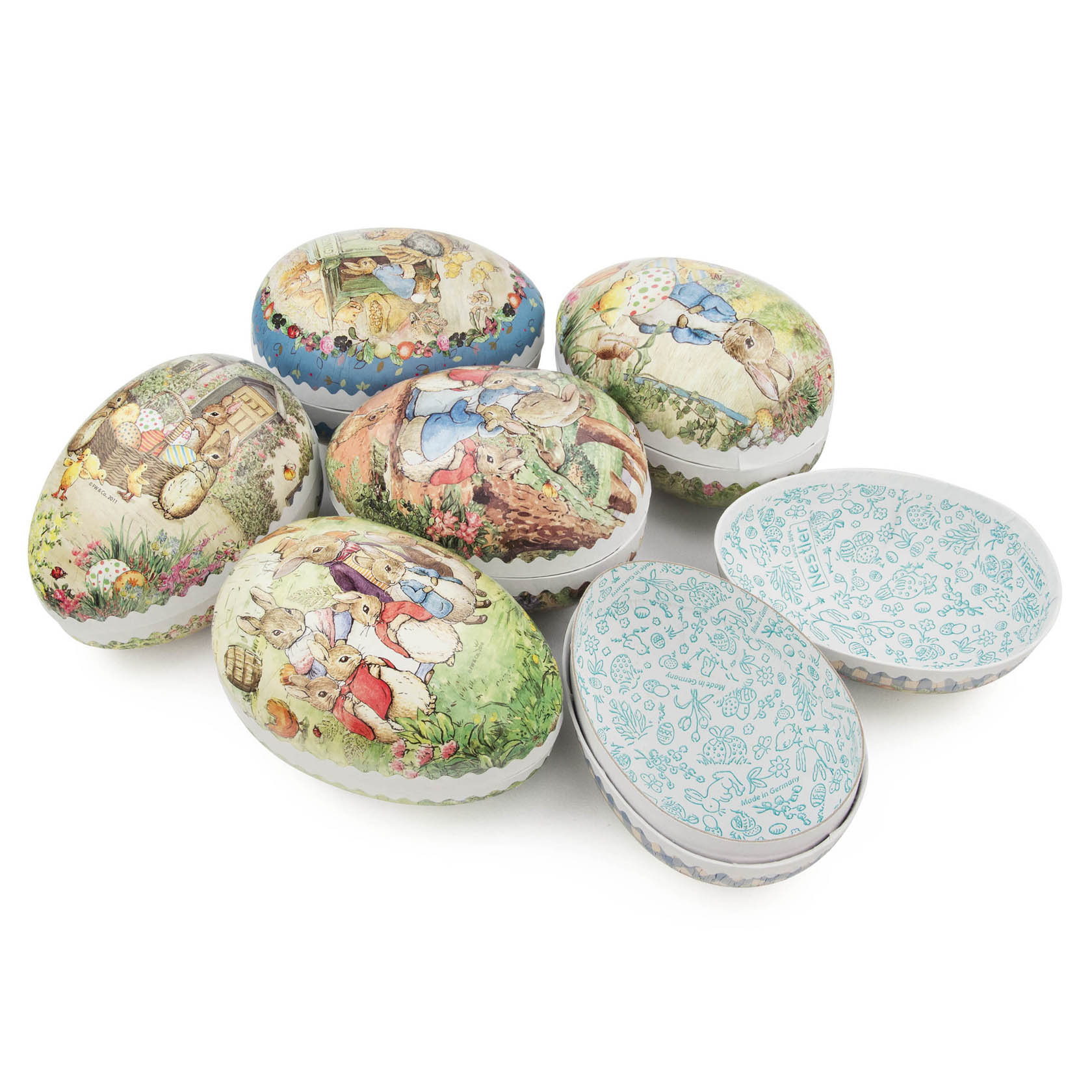Sechs Ostereier mit Beatrix Potter Motiven, teilweise geöffnet, um benutzerdefinierte Füllungen zu ermöglichen. Jedes Ei zeigt verschiedene Kinderbuchszenen. im Dregeno Online Shop günstig kaufen