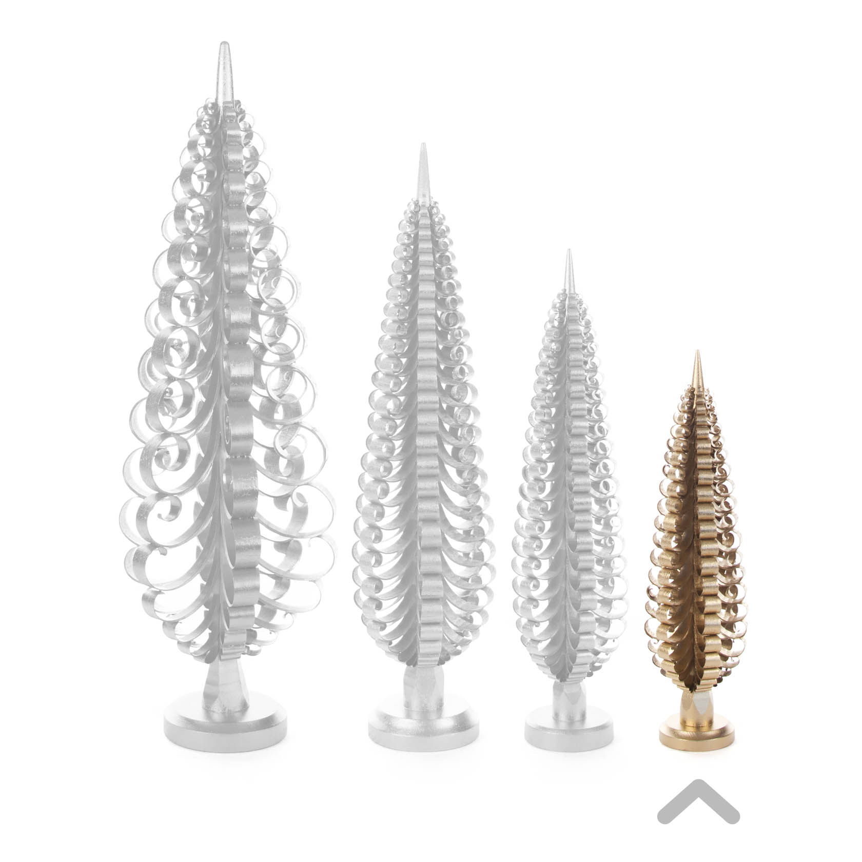 Vergoldeter Spanbaum, 20 cm hoch, steht neben drei größeren silberfarbenen Spanbäumen mit aufwendigen, gedrehten Verzierungen.