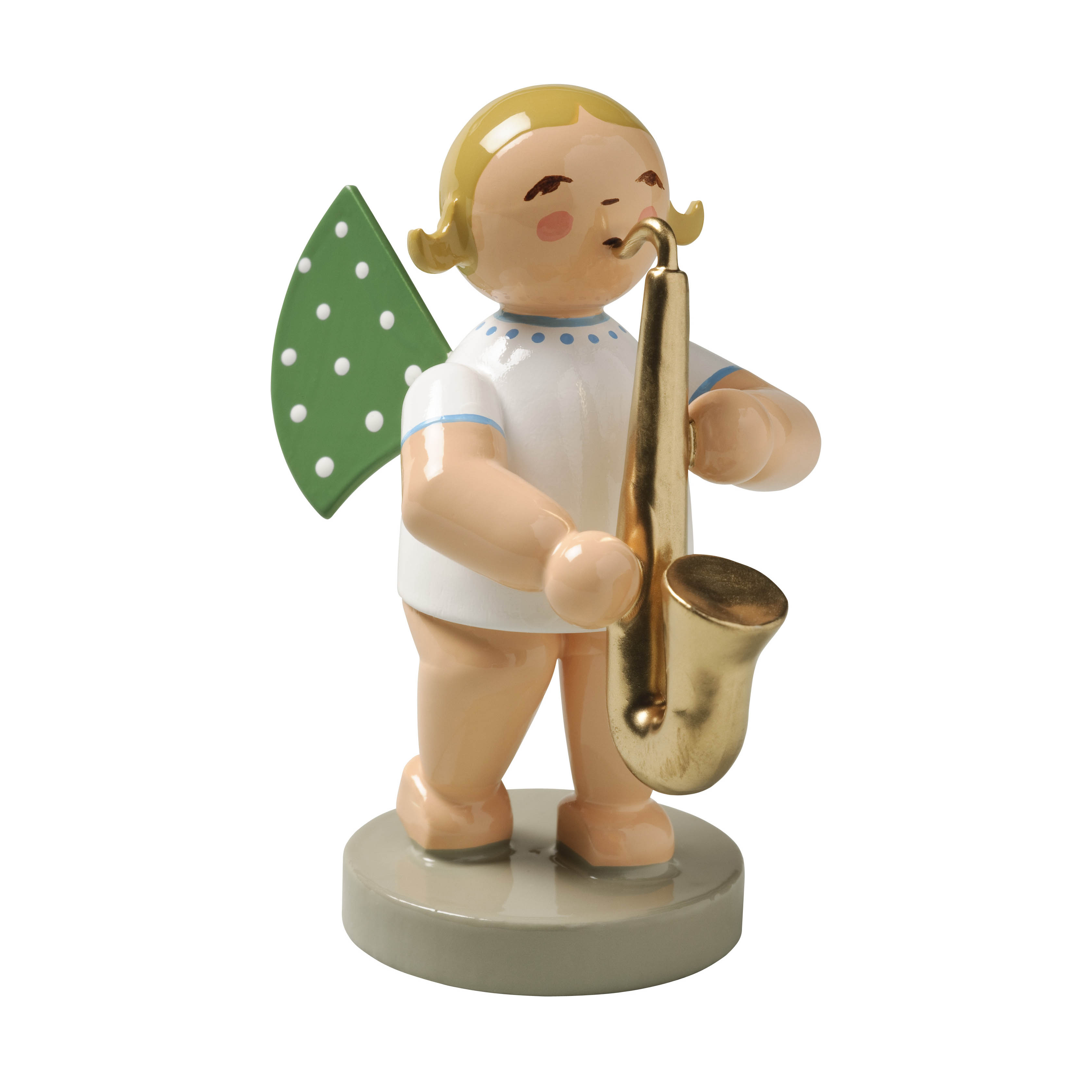 Holzfigur eines Engels mit grünen Flügeln und goldenen Saxophon, lächelnd in weißem Gewand. im Dregeno Online Shop günstig kaufen