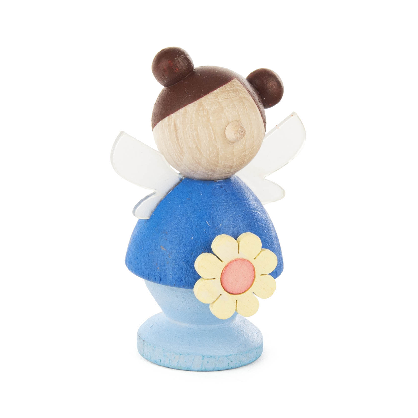 Holzfigur einer Fee mit blauer Kleidung und weißen Flügeln, die eine gelbe Blume mit rosa Zentrum hält. im Dregeno Online Shop günstig kaufen