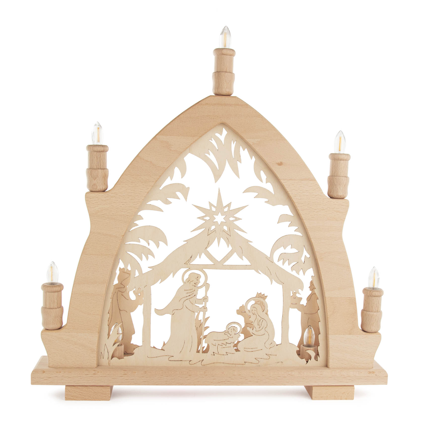 Ein Naturholz-Leuchterbogen zeigt eine filigrane Darstellung der Weihnachtskrippe mit Maria, Josef, dem Jesuskind und zwei Weisen. LEDs glühen auf dem Bogen. im Dregeno Online Shop günstig kaufen
