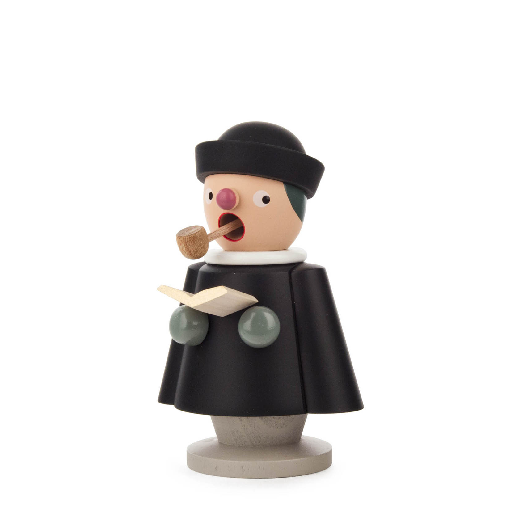 Holzfigur eines Räuchermanns als Kurrendesänger, der eine Pfeife im Mund hat und ein Buch in den Händen hält. Er trägt einen schwarzen Umhang und Hut.