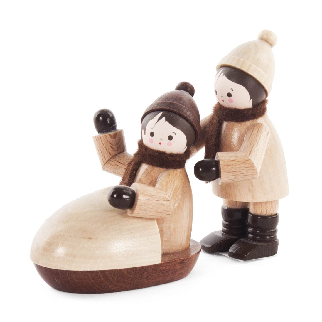 Holzfiguren von zwei Kindern in Winterkleidung. Eines sitzt auf einem Bobschlitten, das andere steht dahinter, als ob es anschiebt. im Dregeno Online Shop günstig kaufen