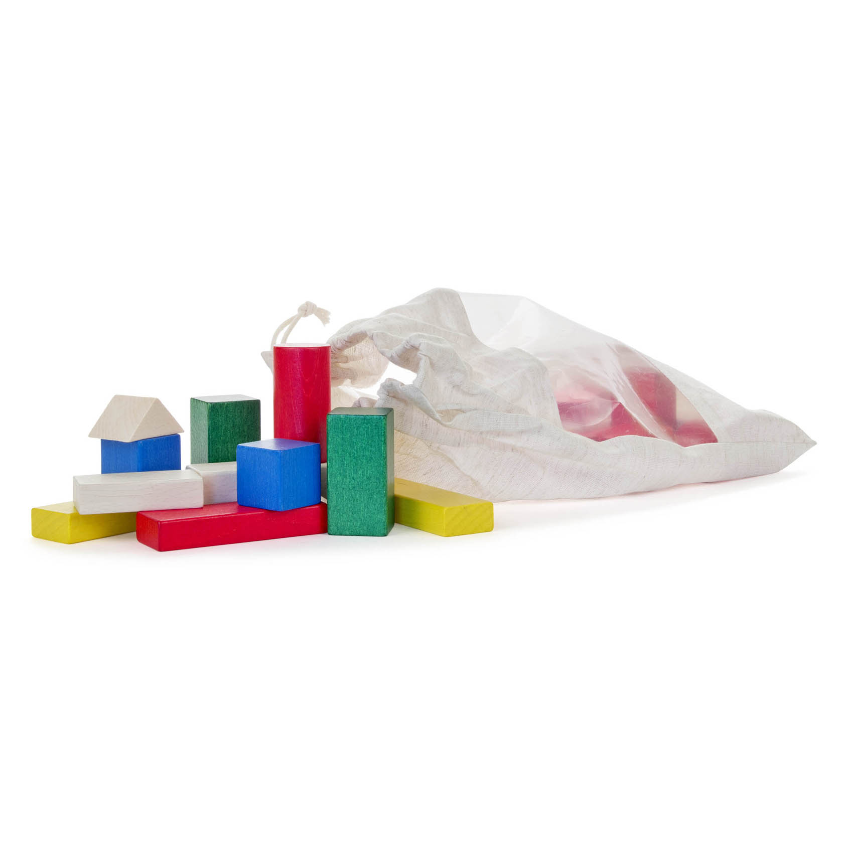 Ein Beutel aus Stoff, der bunte Holzbausteine enthält, darunter Zylinder, Rechtecke und ein kleines Haus.