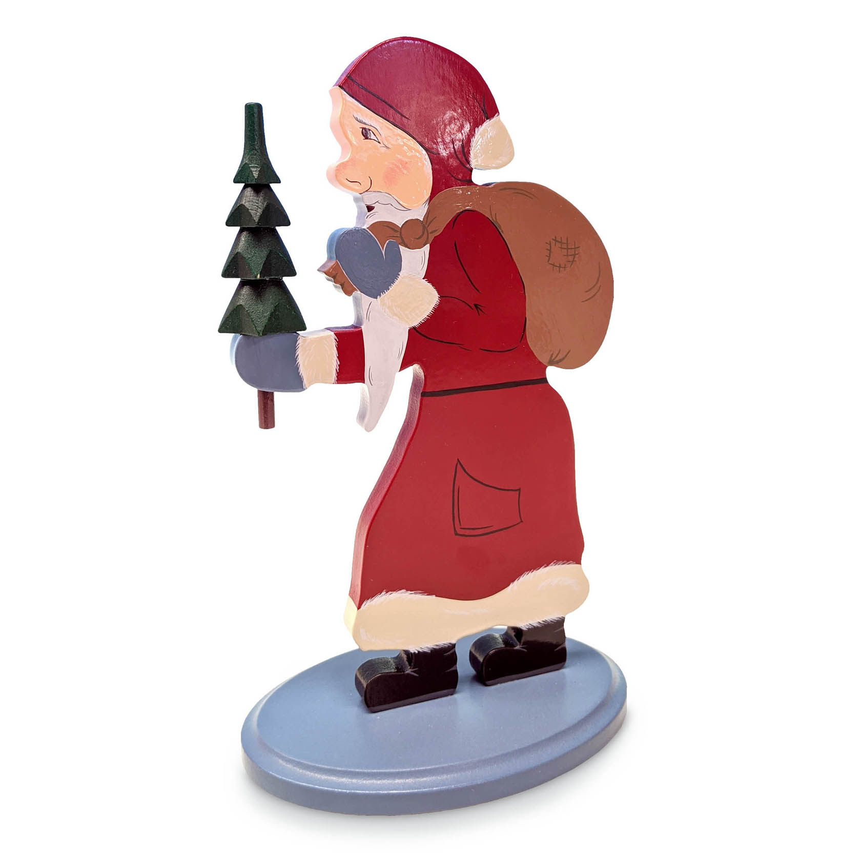 Holzfigur eines traditionellen Weihnachtsmannes, gekleidet in roten Mantel mit weißem Pelz, Hutschachtel und braunem Sack, hält grünen Tannenbaum.
