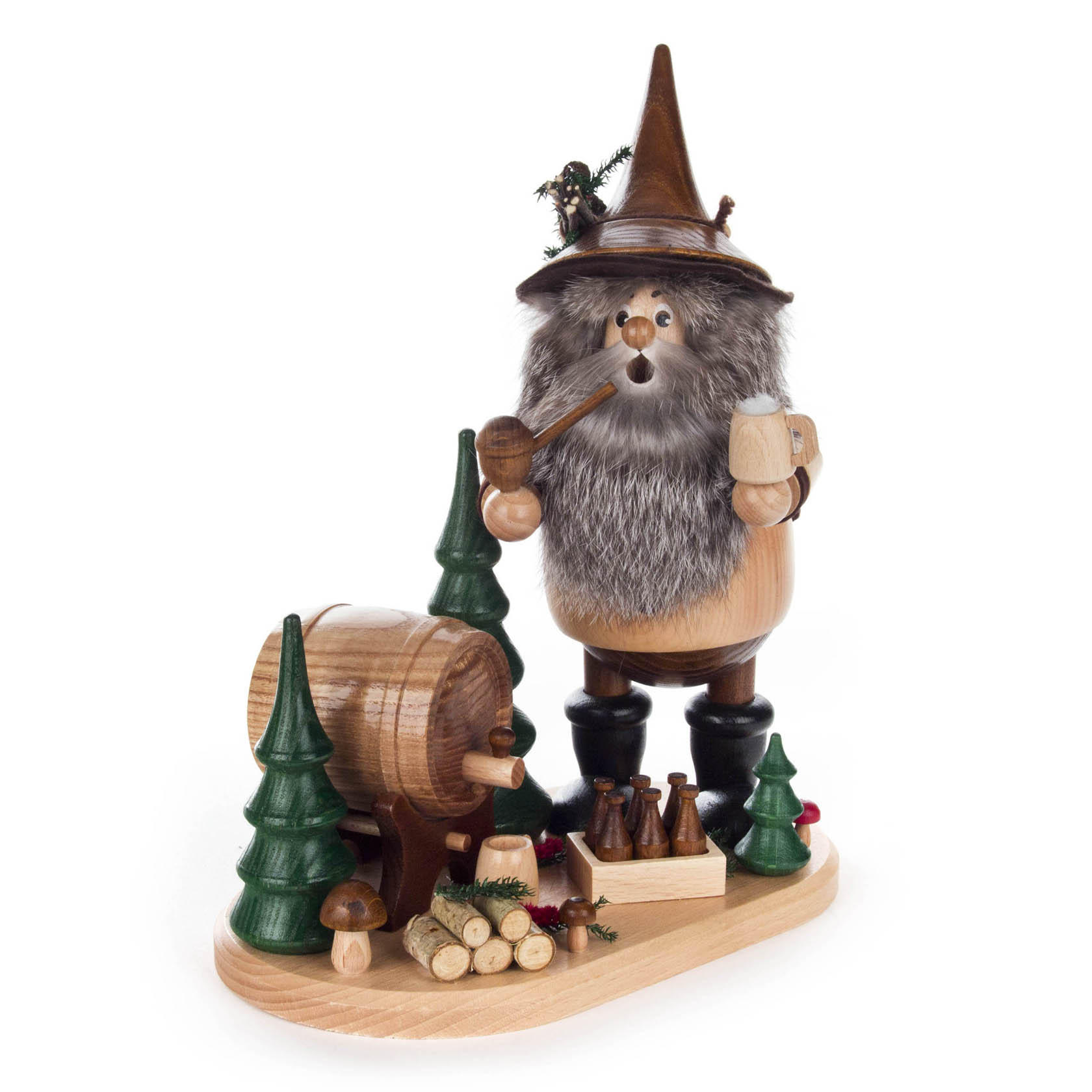 Ein Räuchermann in Form eines Waldwichtels, der als Braumeister gestaltet ist. Er trägt einen spitzen Hut, hält eine Pfeife und einen Bierkrug in den Händen. im Dregeno Online Shop günstig kaufen
