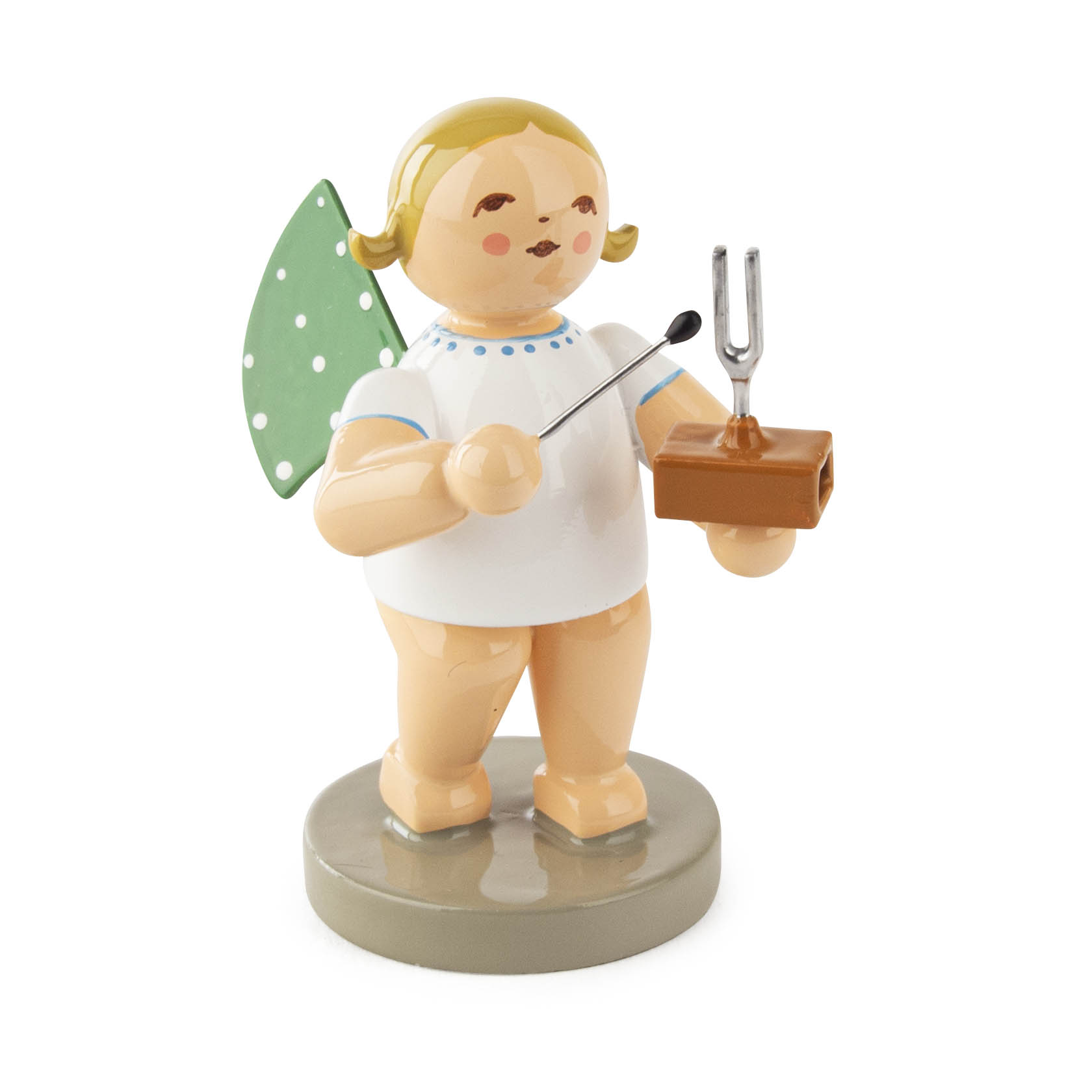 Holzengel mit grünen Flügeln, der eine Stimmgabel und einen Holzklotz hält. im Dregeno Online Shop günstig kaufen
