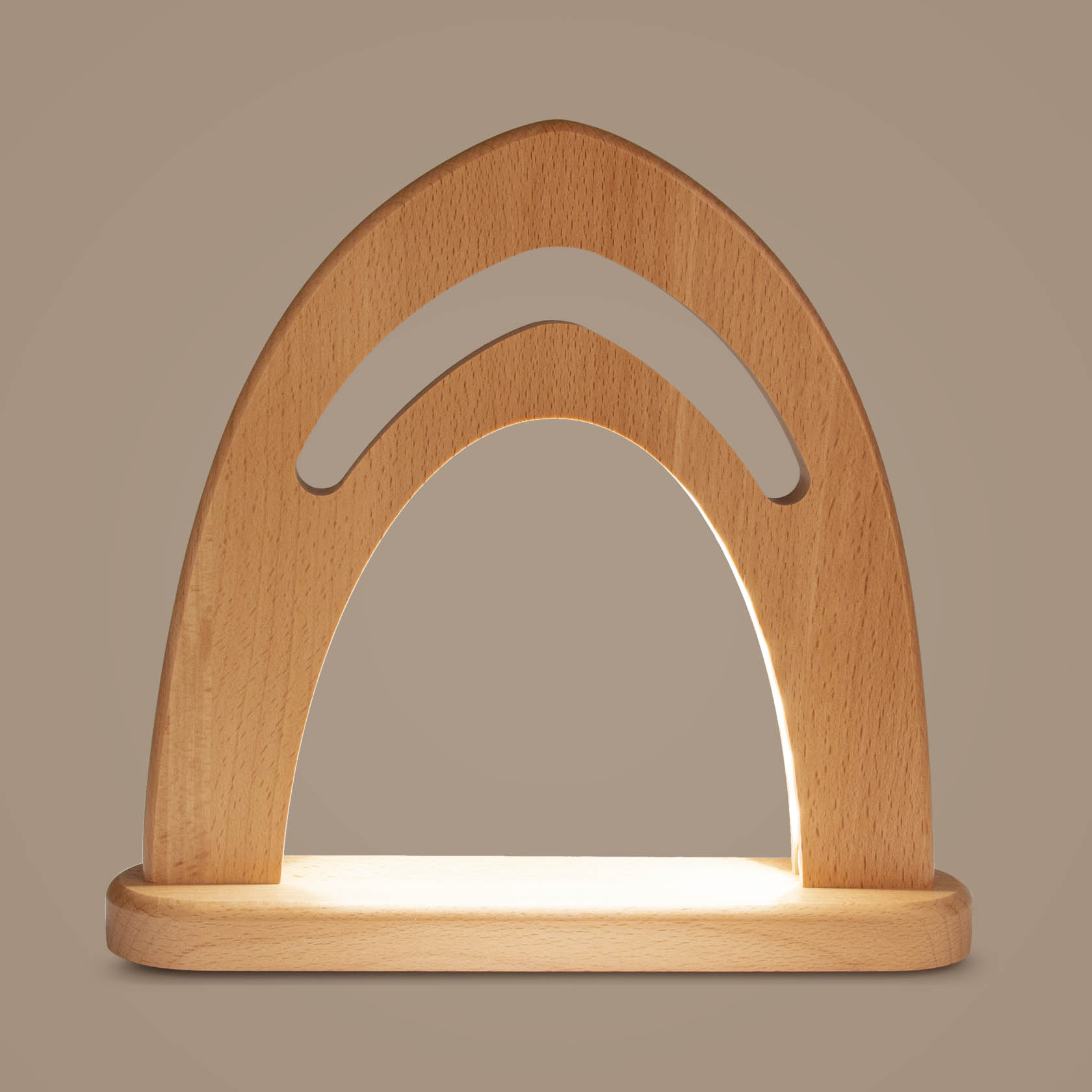 Ein unbelegter Leuchterbogen aus naturfarbenem Holz, mit LED indirekt beleuchtet, auf einem gleichfarbigen Holzsockel stehend.