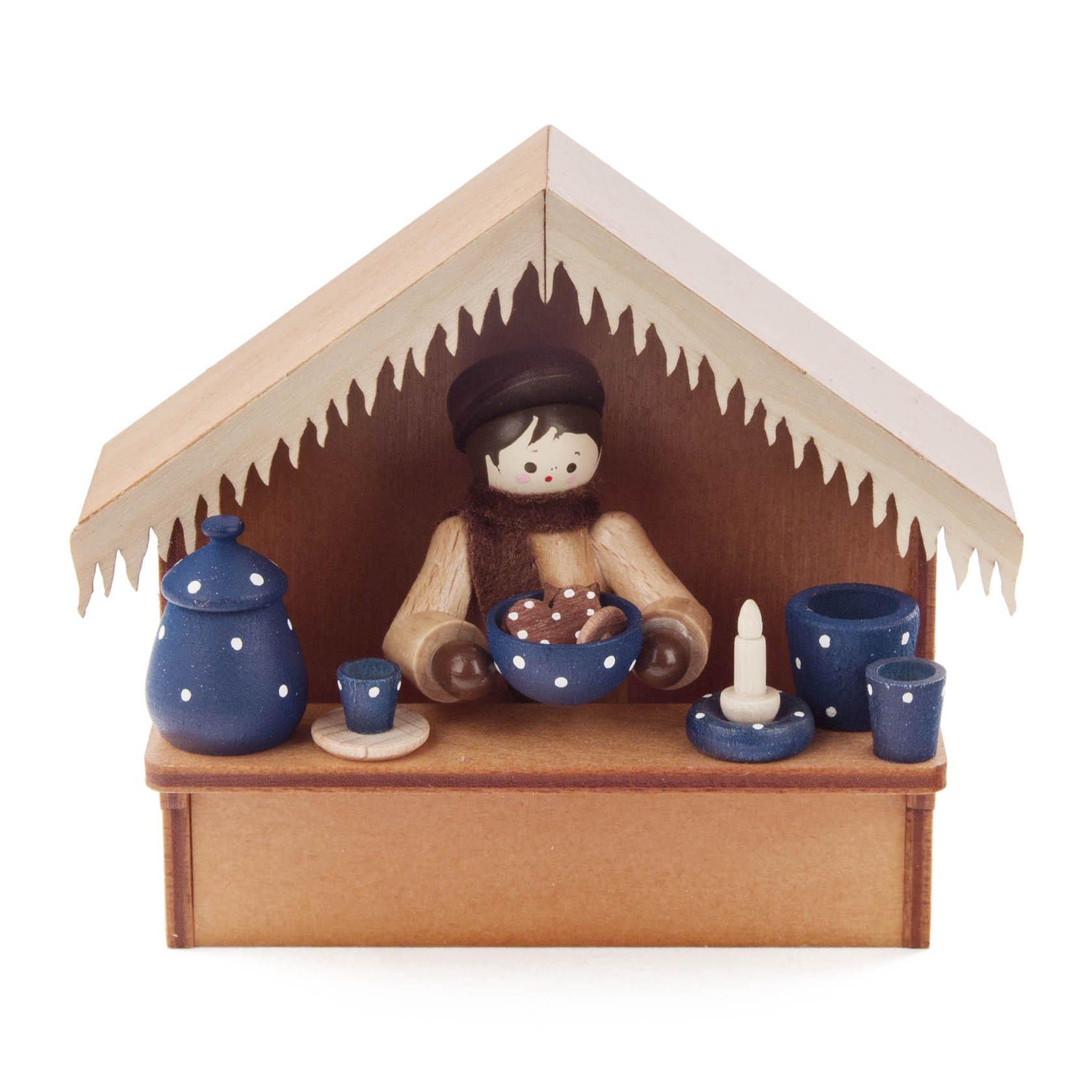 Holzfigur in Weihnachtsmarktbude mit blauer Keramik, darunter ein Teekessel, Tasse, Teller und Kerzenhalter. im Dregeno Online Shop günstig kaufen