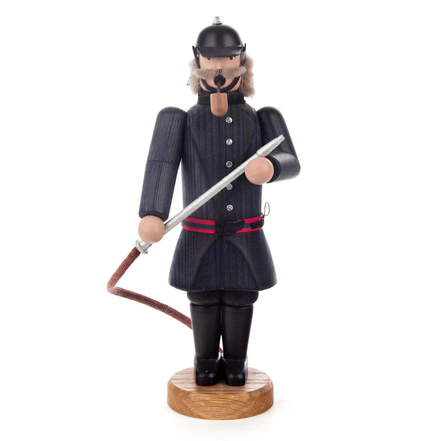 Holzfigur eines Räuchermanns in Feuerwehruniform mit Helm, Pfeife und Schlauch, stehend auf einem runden Holzsockel. im Dregeno Online Shop günstig kaufen
