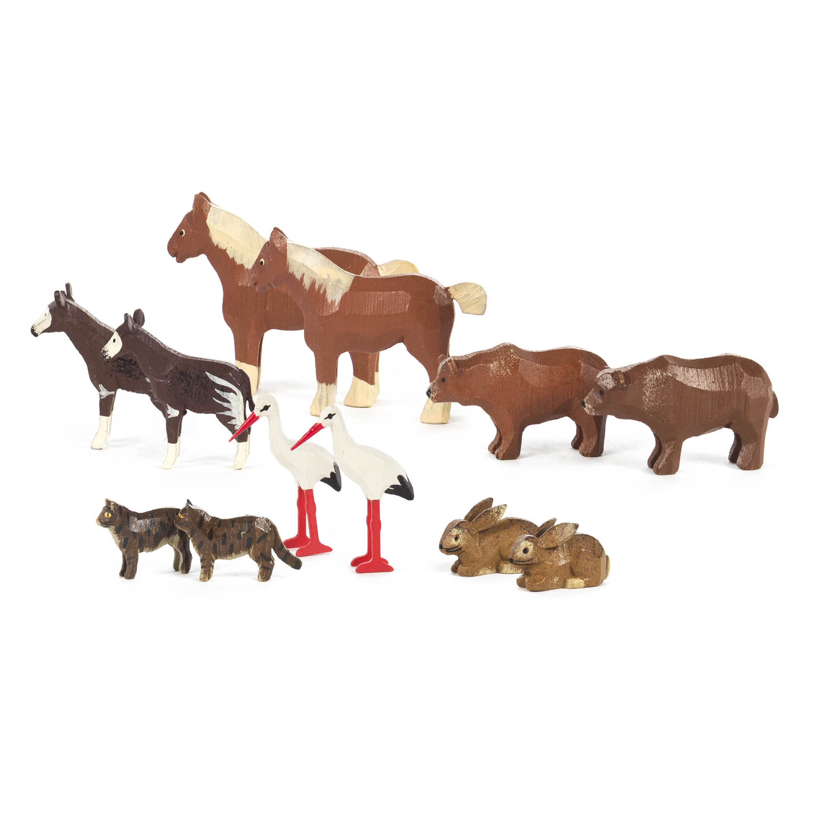 Holztiere: zwei Kaltblutpferde, zwei Braunbären, zwei Katzen, zwei Okapis, zwei Weißstörche und zwei Hasen. im Dregeno Online Shop günstig kaufen