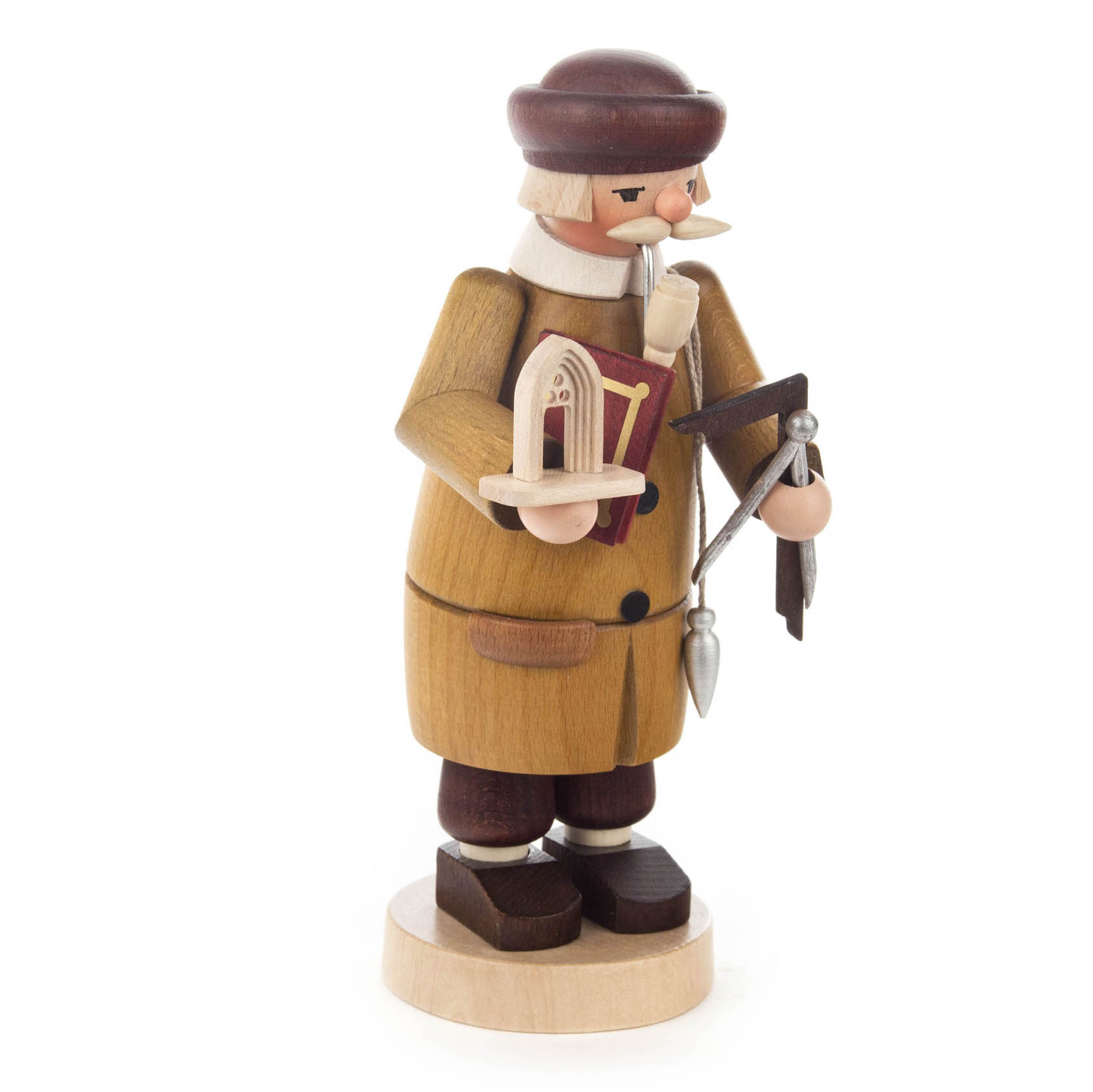 Holzfigur eines Baumeisters mit brauner Mütze und gelbem Mantel, in der einen Hand eine Miniaturkirche, in der anderen einen Zirkel und Winkelmesser.