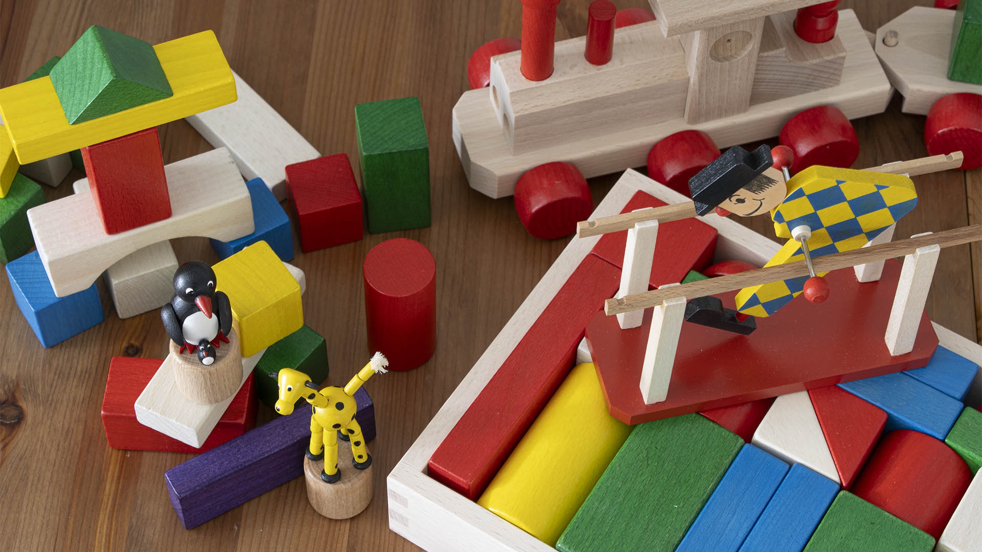 Bunte Holzbausteine und Spielfiguren