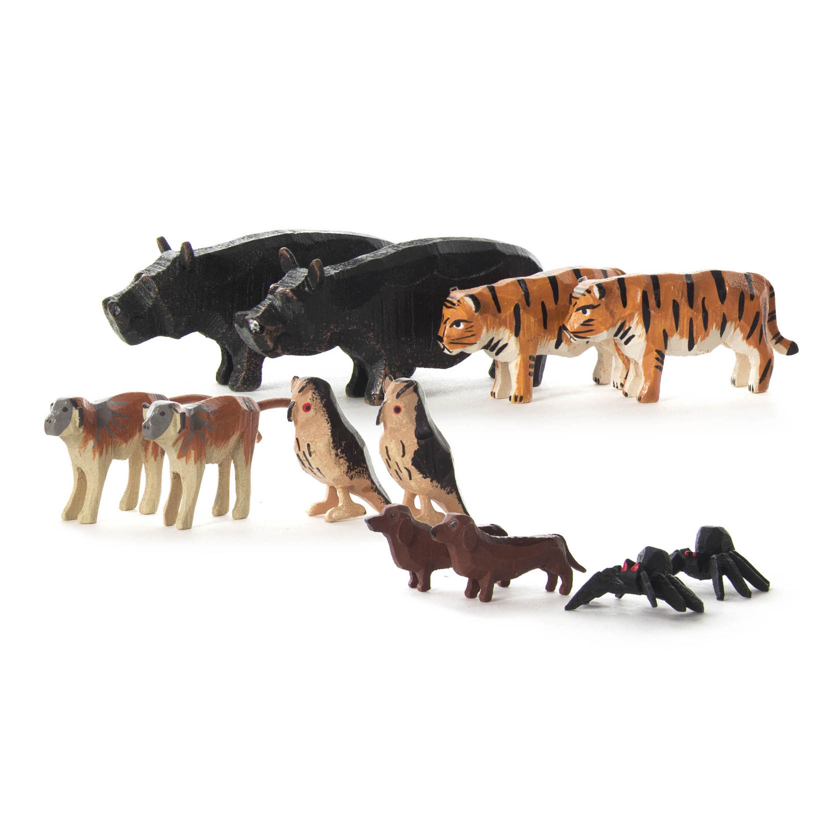 Spielzeugtiere: Zwei schwarze Flusspferde, zwei gestreifte Tiger, zwei Dachshunde, zwei Husarenaffen, zwei Uhus mit roten Augen und eine schwarze Witwe. im Dregeno Online Shop günstig kaufen