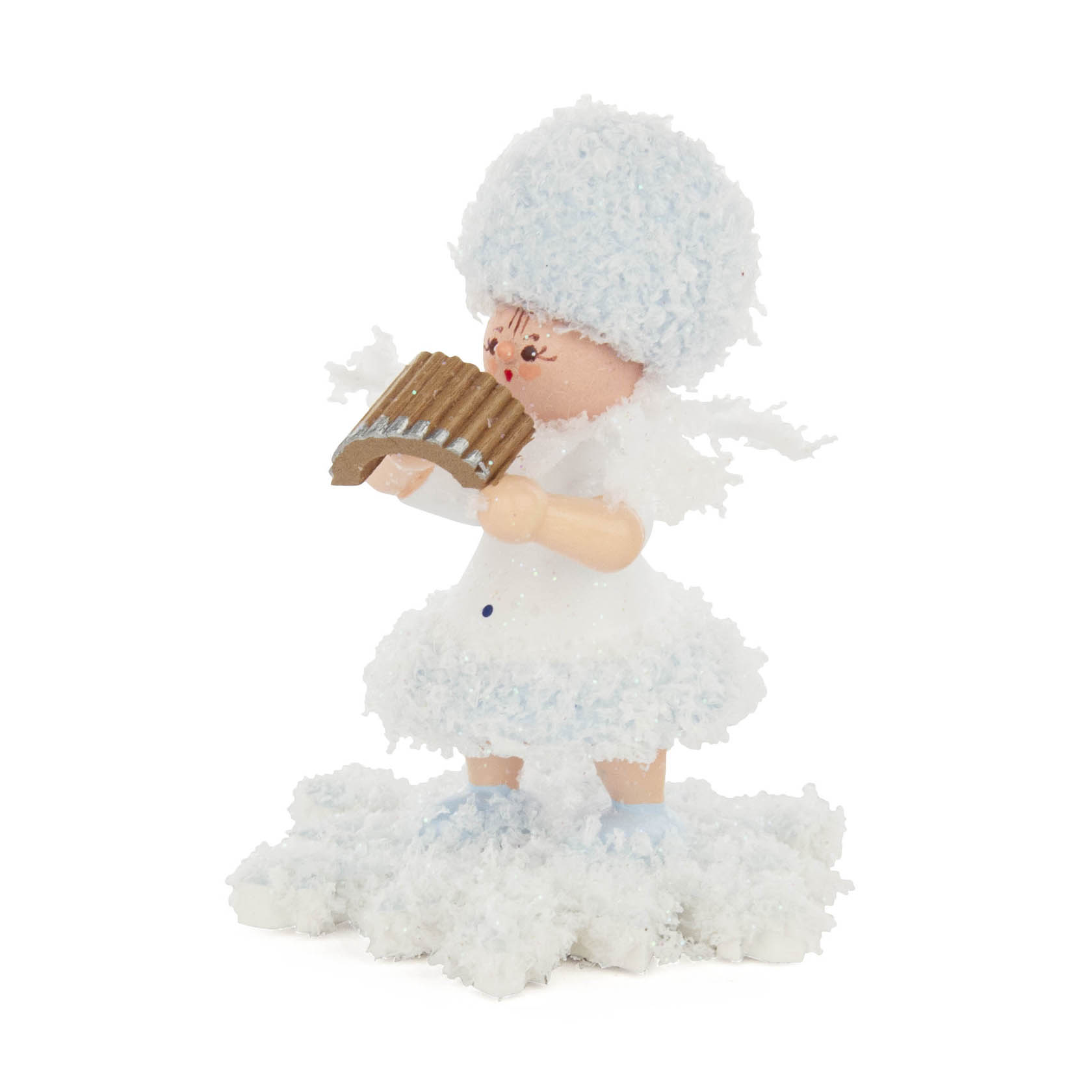 Figur eines Schneeflöckchens in weiß-blauem Kleid, das auf einem Schneehaufen steht und eine Panflöte spielt. im Dregeno Online Shop günstig kaufen