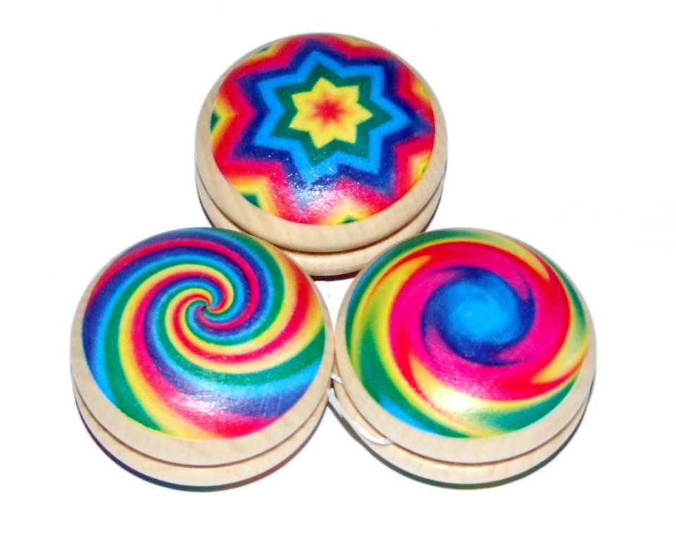 Drei bunte Jojos mit kreisförmigen und sternförmigen Mustern in lebendigen Regenbogenfarben. im Dregeno Online Shop günstig kaufen