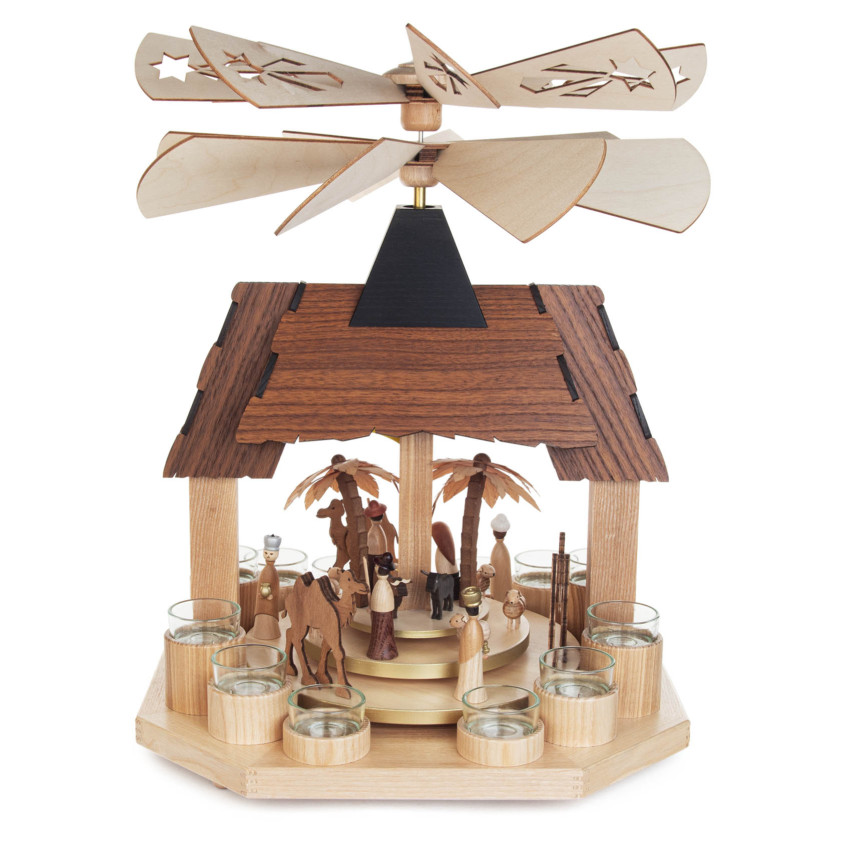 Holzpyramide mit Darstellung der Geburt Christi. Mehrere Holzfiguren, darunter Maria, Josef und ein Kamel, um ein neugeborenes Jesuskind versammelt.
